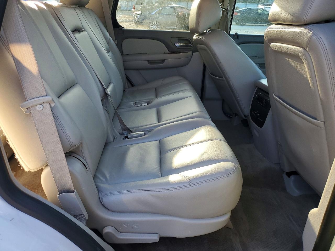 2013 Chevrolet Tahoe C1500 Lt Белый vin: 1GNSCBE06DR247357