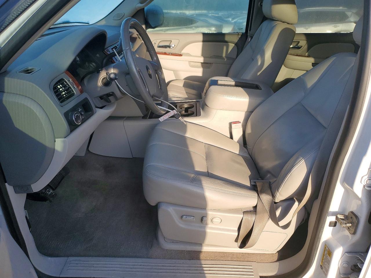 2013 Chevrolet Tahoe C1500 Lt Белый vin: 1GNSCBE06DR247357