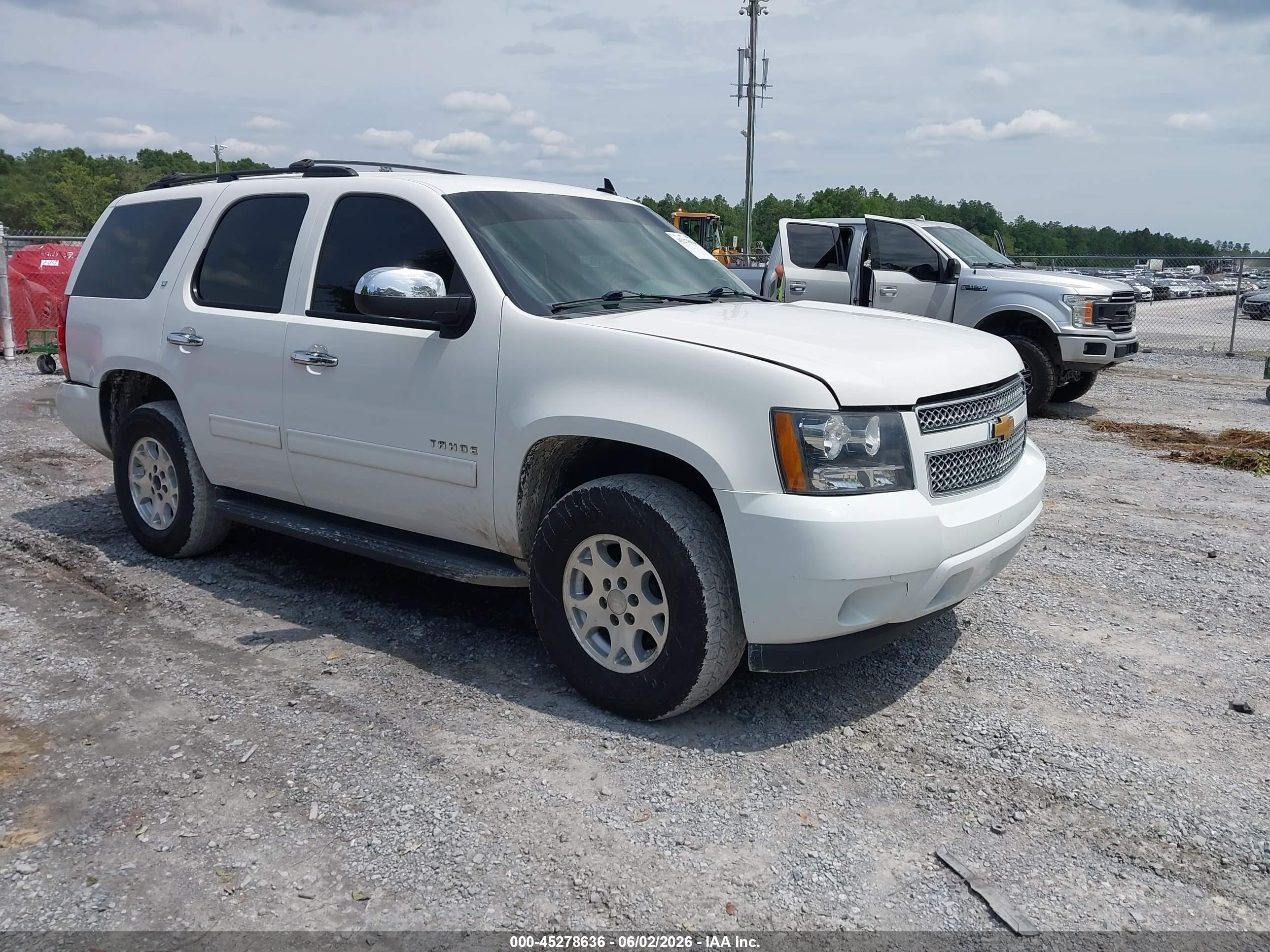 2013 Chevrolet Tahoe Lt White vin: 1GNSCBE06DR252221