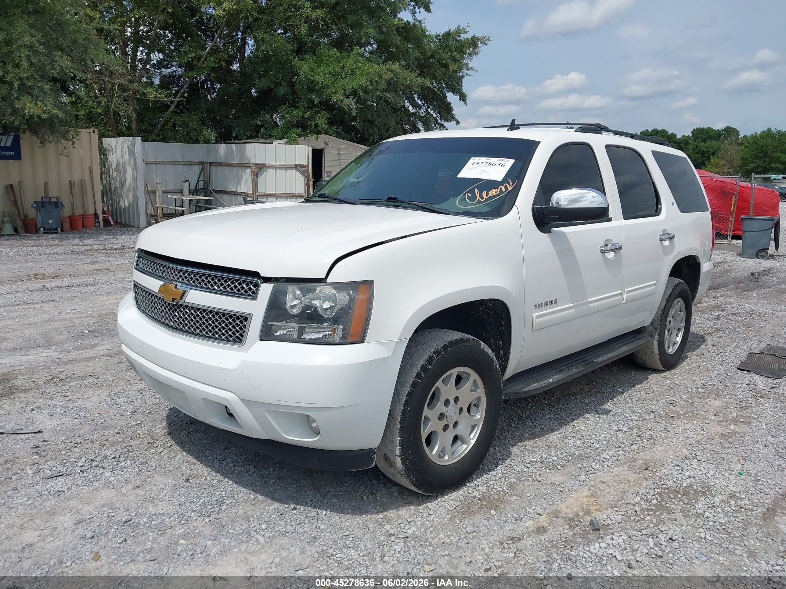 2013 Chevrolet Tahoe Lt White vin: 1GNSCBE06DR252221