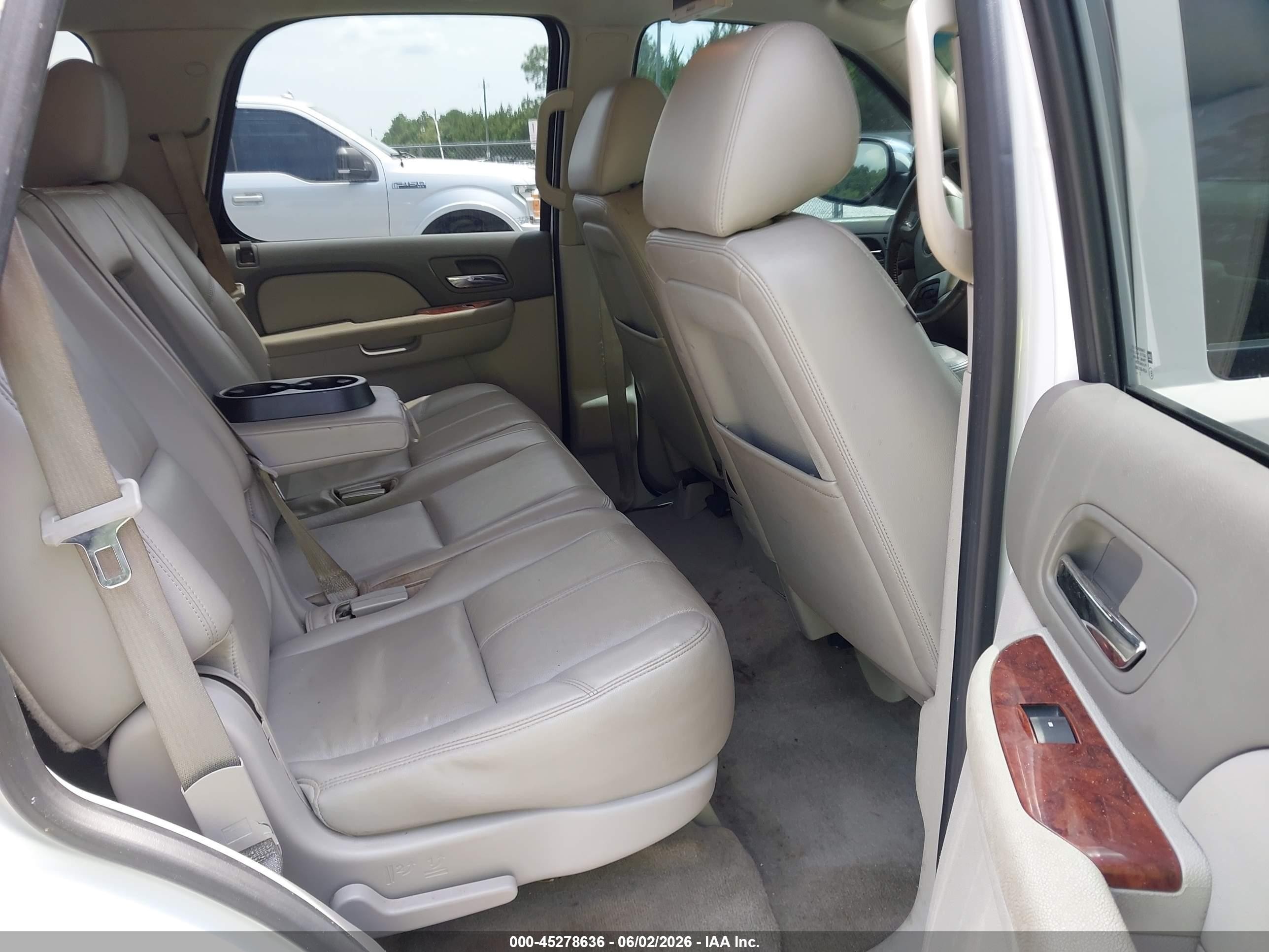 2013 Chevrolet Tahoe Lt White vin: 1GNSCBE06DR252221