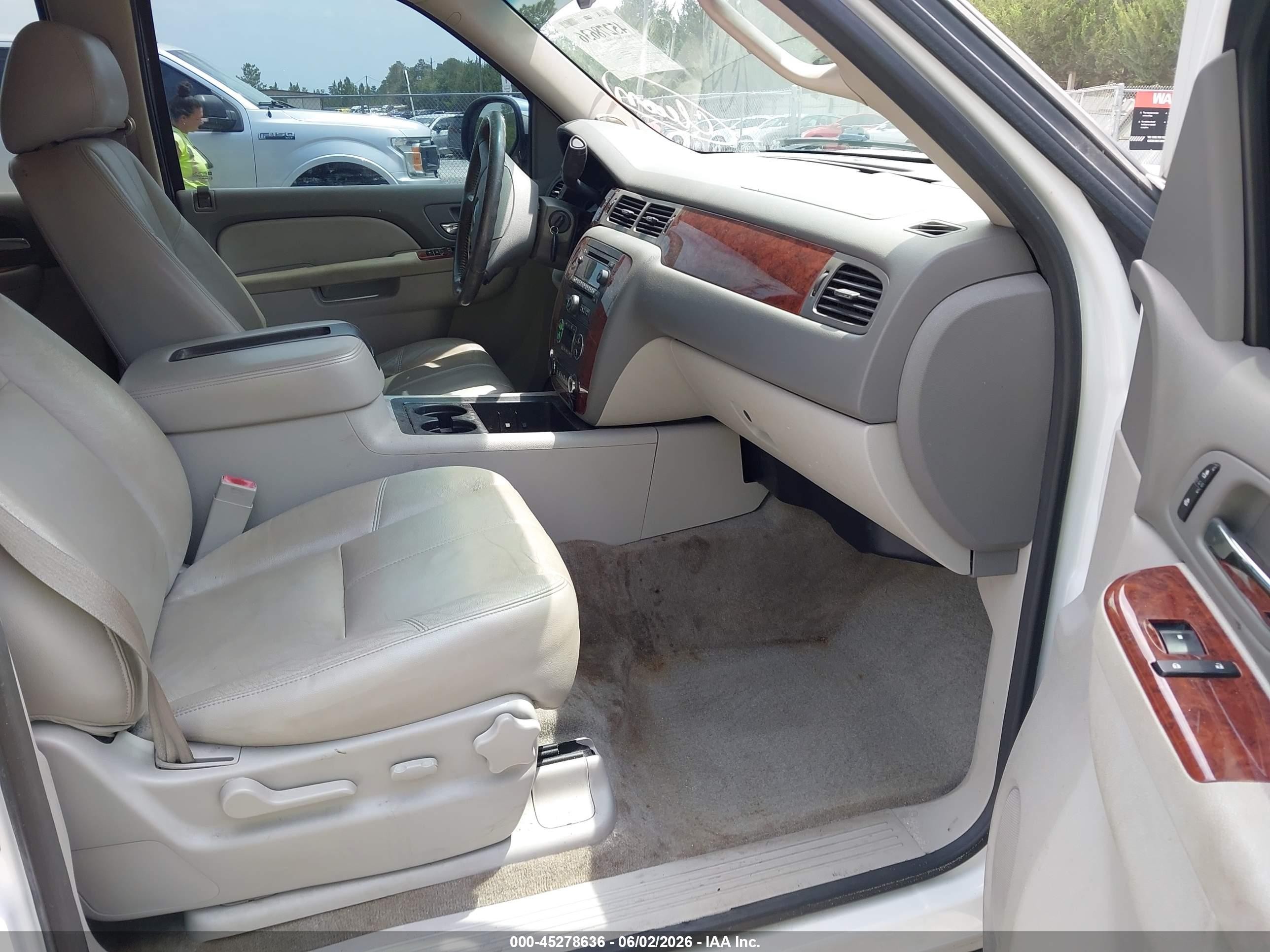2013 Chevrolet Tahoe Lt White vin: 1GNSCBE06DR252221