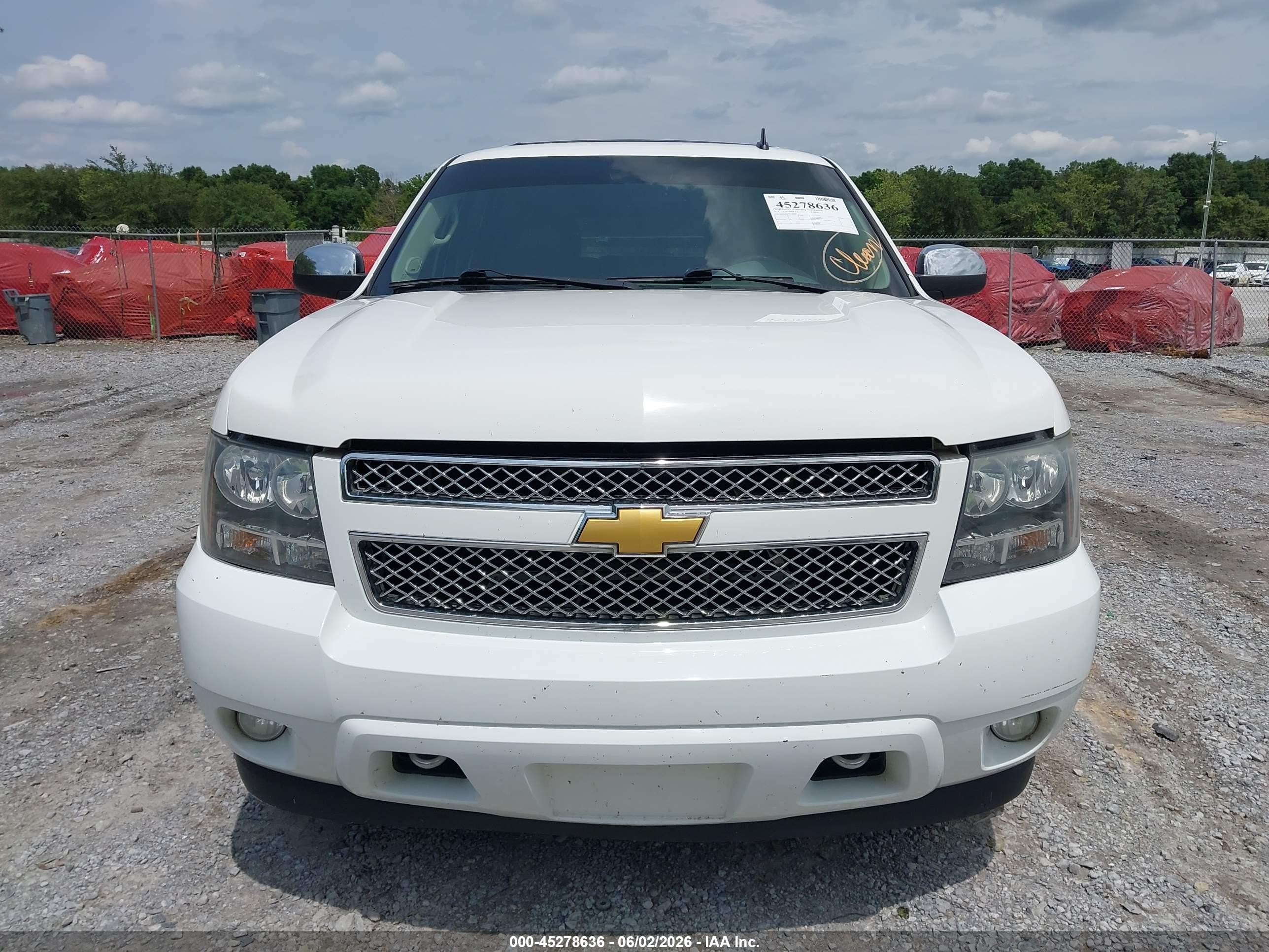 2013 Chevrolet Tahoe Lt White vin: 1GNSCBE06DR252221