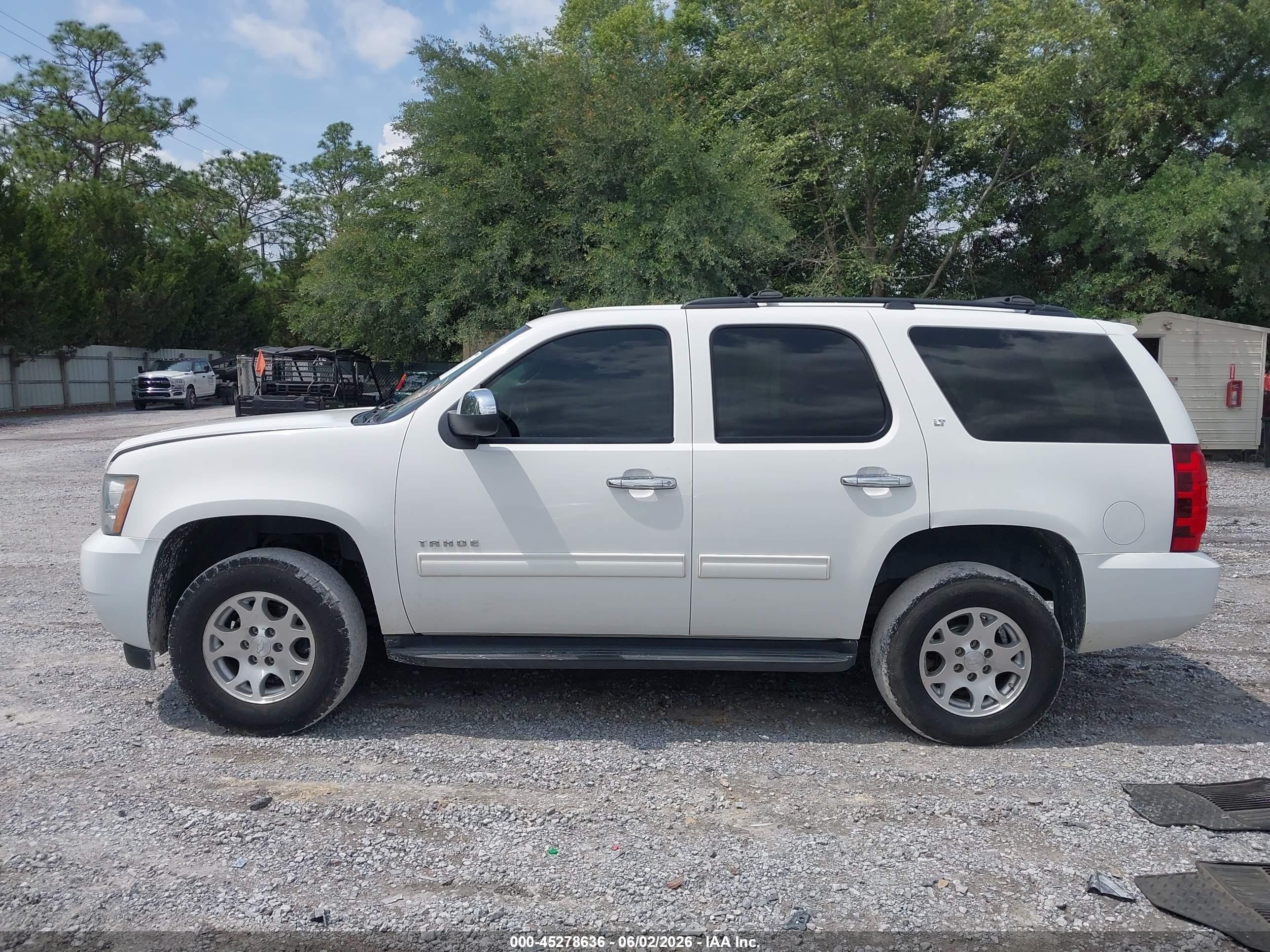 2013 Chevrolet Tahoe Lt White vin: 1GNSCBE06DR252221