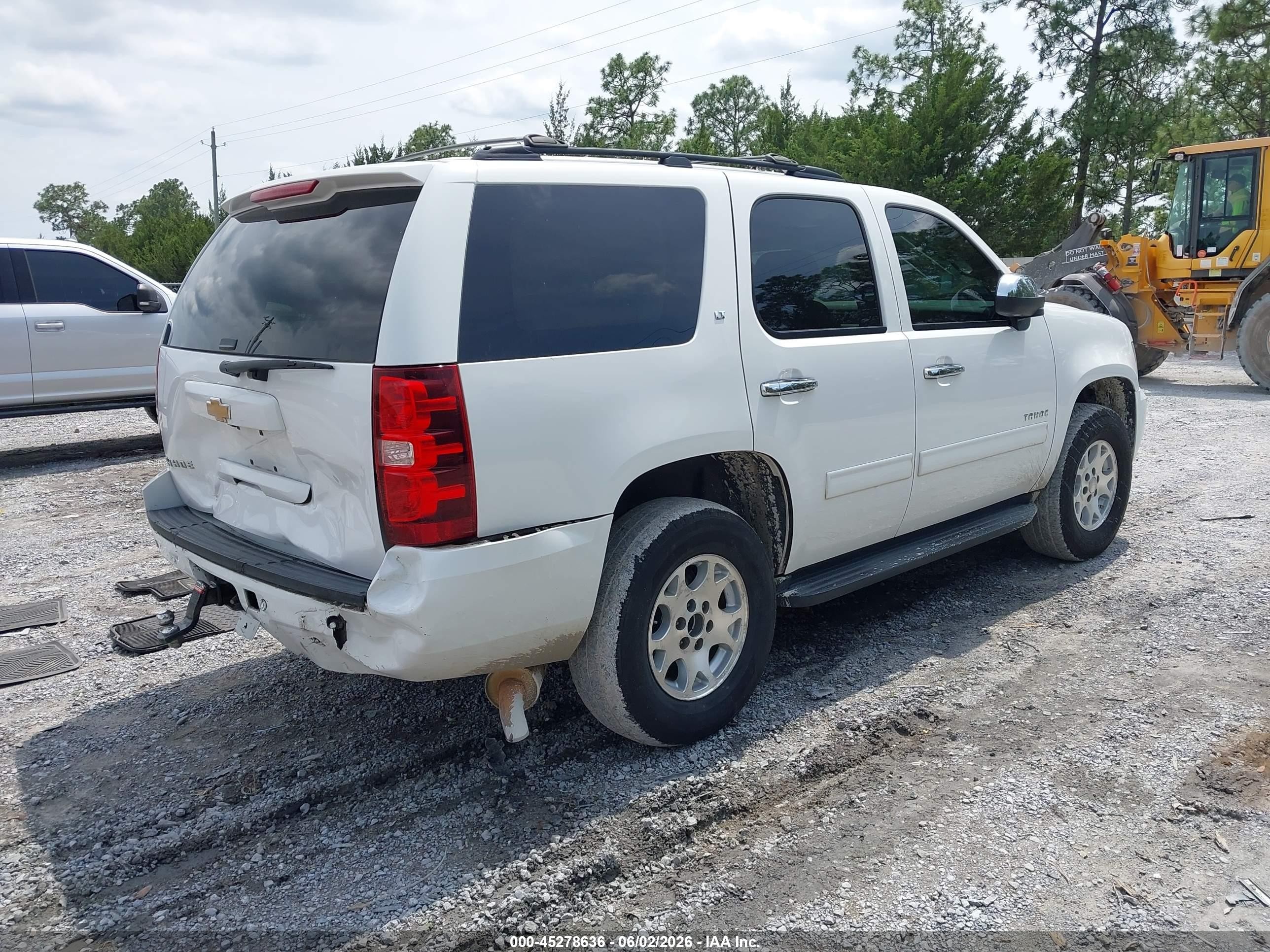 2013 Chevrolet Tahoe Lt White vin: 1GNSCBE06DR252221
