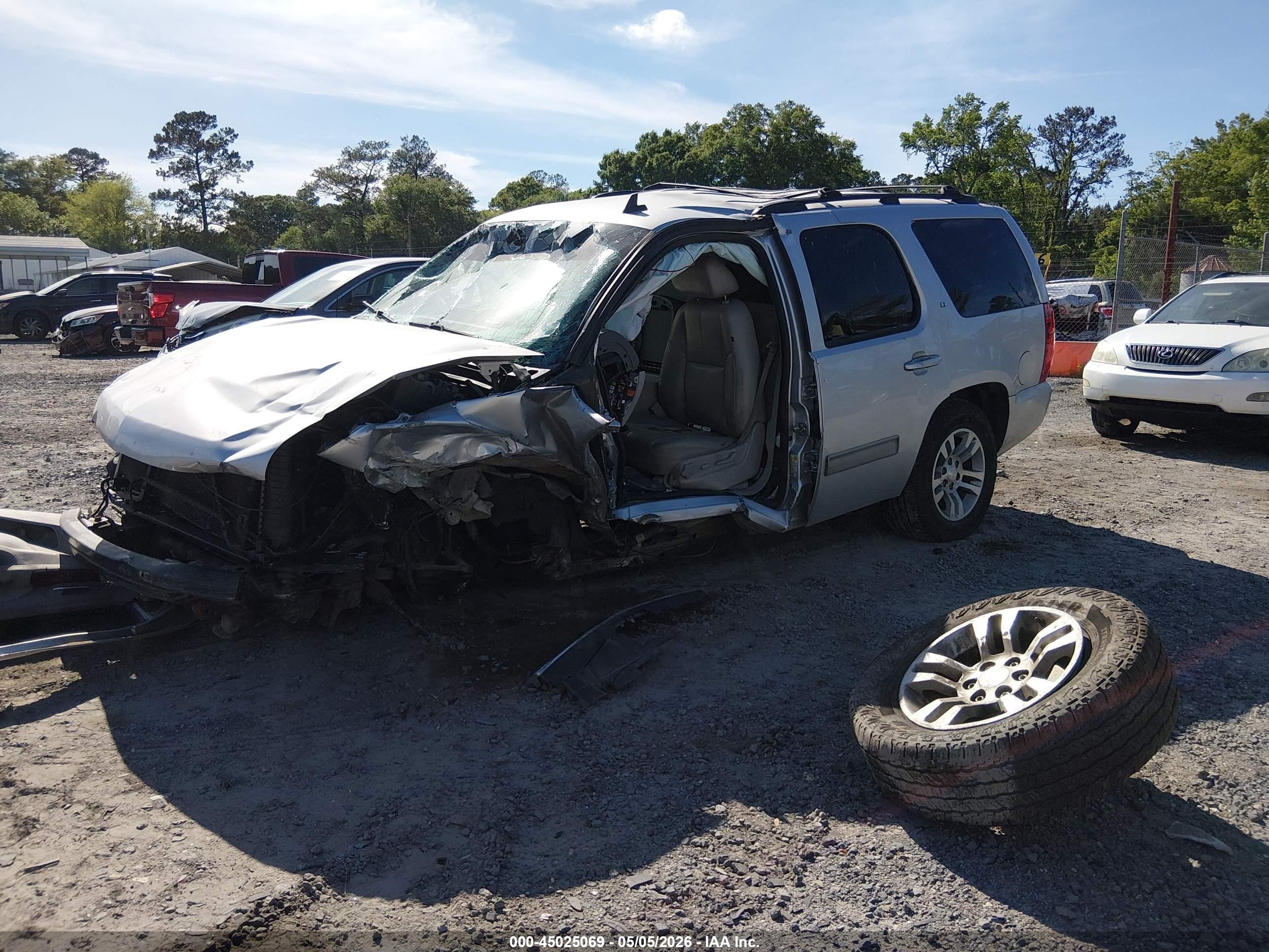 2014 Chevrolet Tahoe Lt Silver vin: 1GNSCBE06ER246355