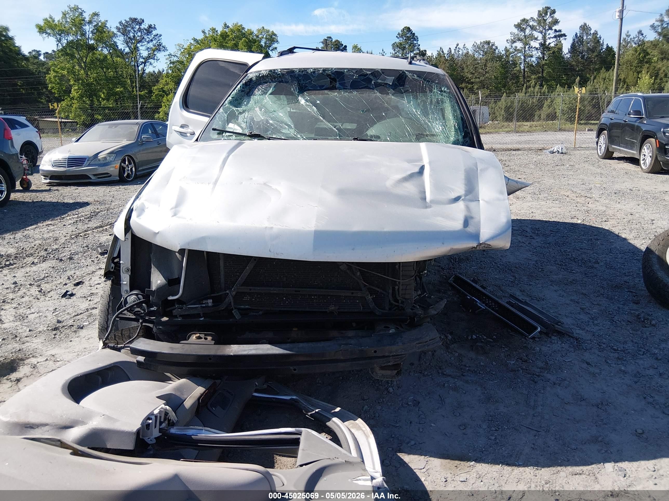 2014 Chevrolet Tahoe Lt Silver vin: 1GNSCBE06ER246355