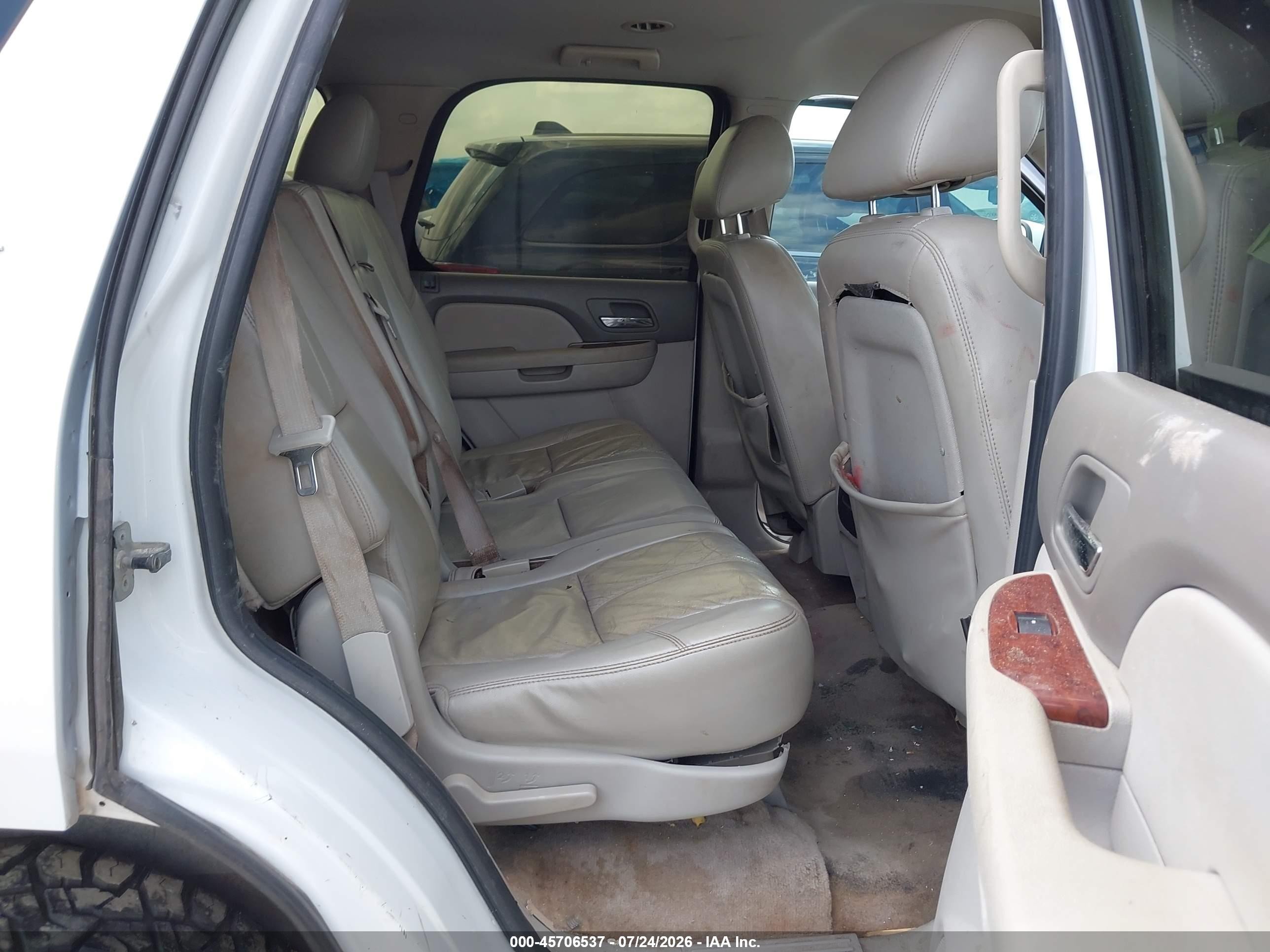 2011 Chevrolet Tahoe Lt White vin: 1GNSCBE07BR135132