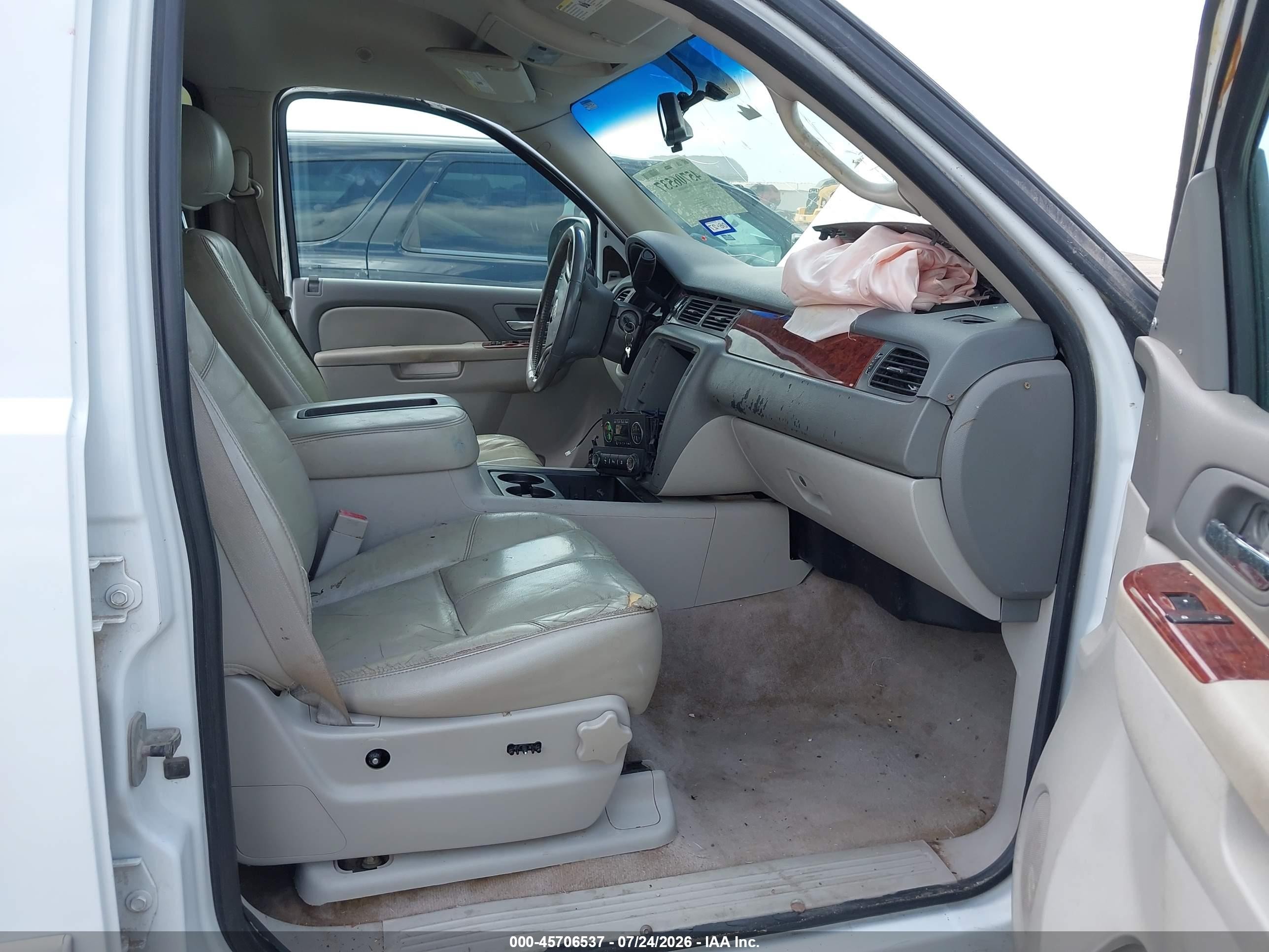 2011 Chevrolet Tahoe Lt White vin: 1GNSCBE07BR135132