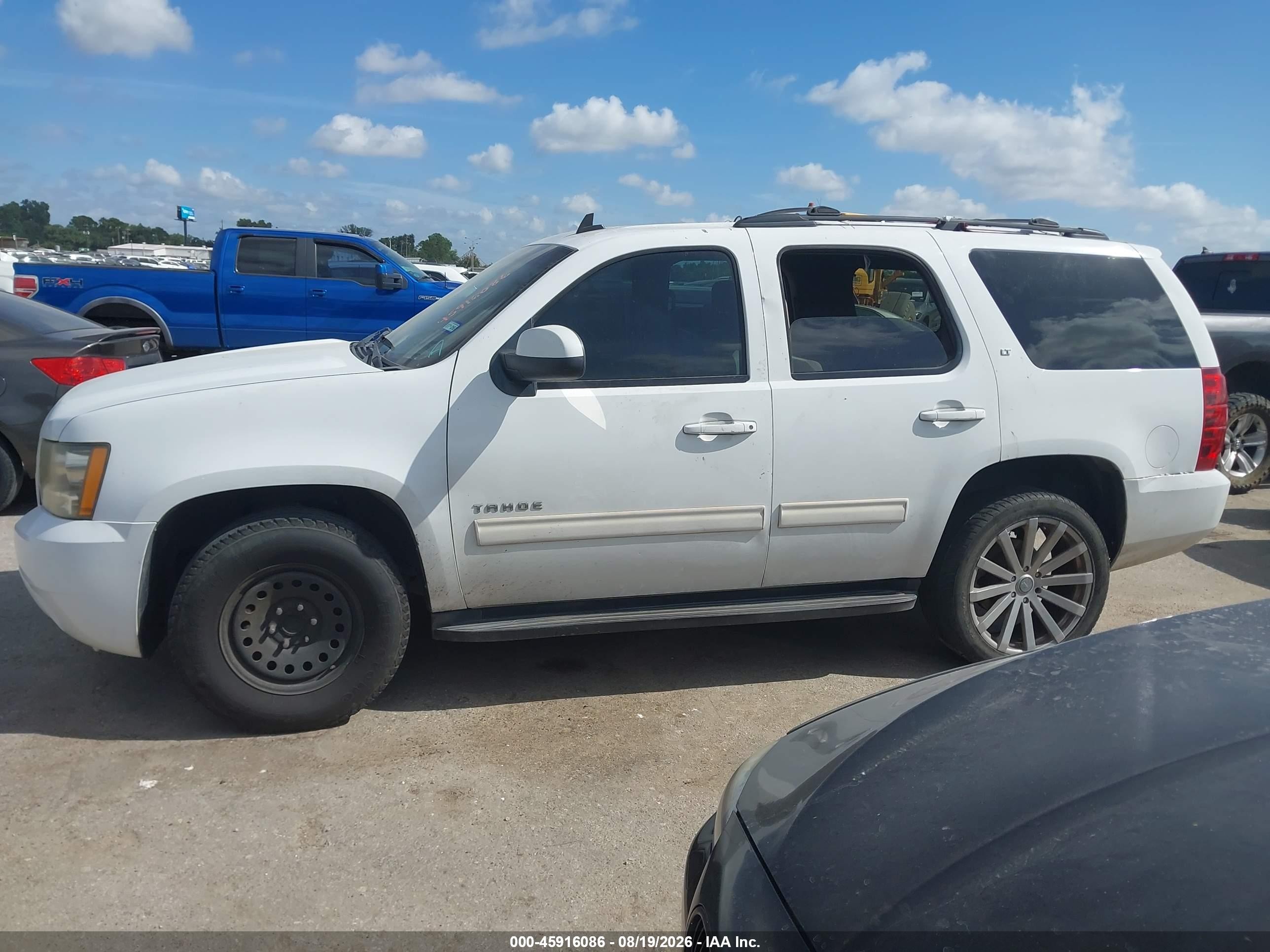 2011 Chevrolet Tahoe Lt White vin: 1GNSCBE07BR192690