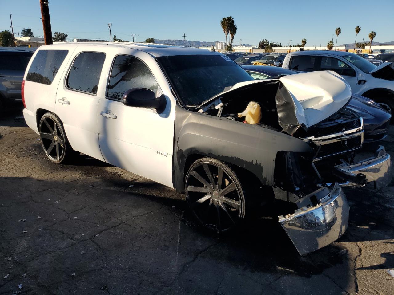 2013 Chevrolet Tahoe C1500 Lt Белый vin: 1GNSCBE07DR254379 Damage: Right Head Lamp, Broken, Replacement Required