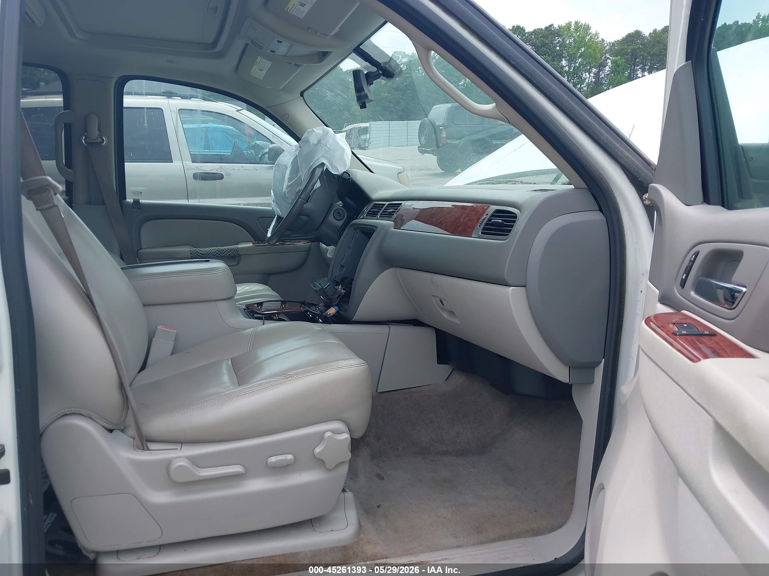 2013 Chevrolet Tahoe Lt White vin: 1GNSCBE07DR289391