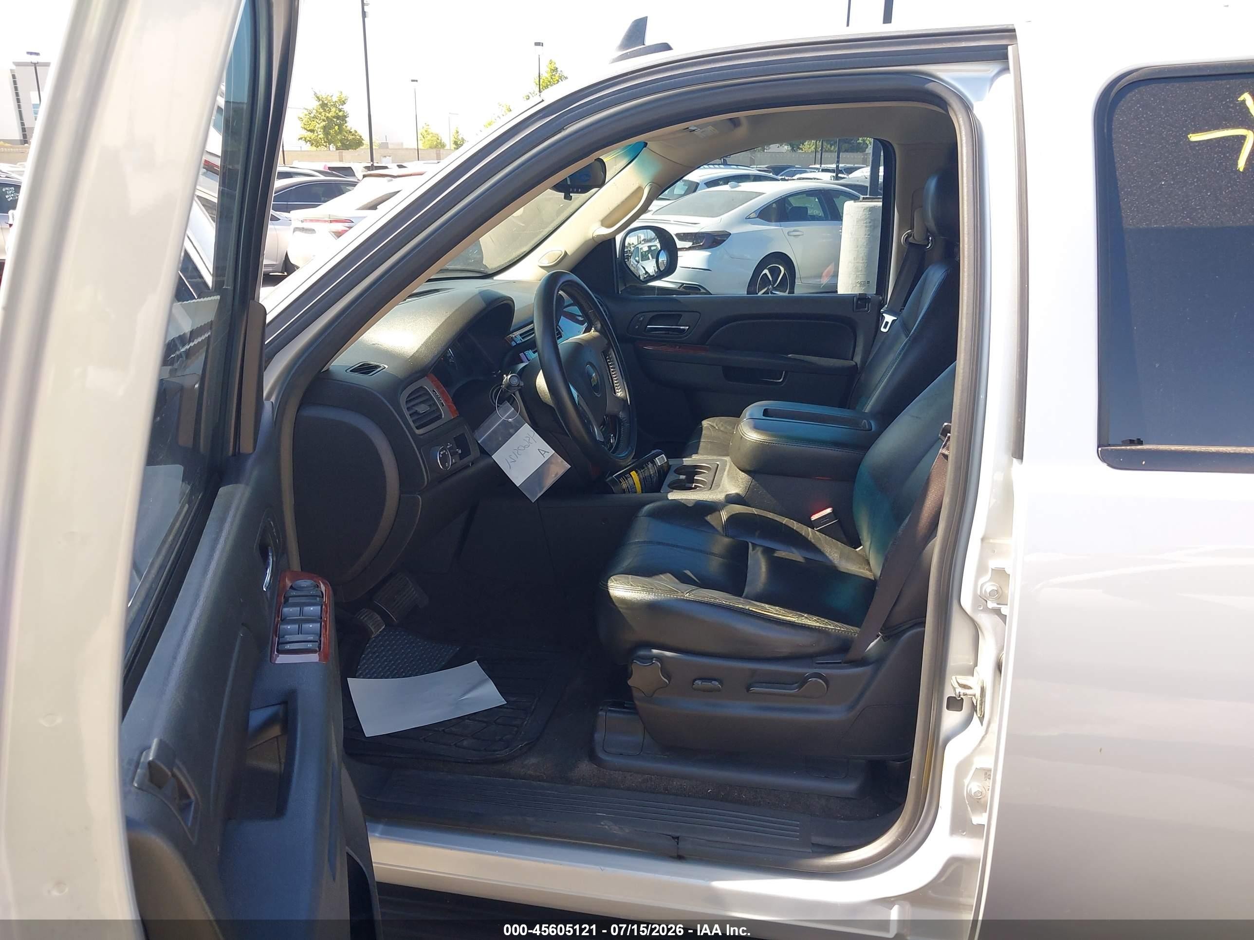 2013 Chevrolet Tahoe Lt Silver vin: 1GNSCBE07DR301393