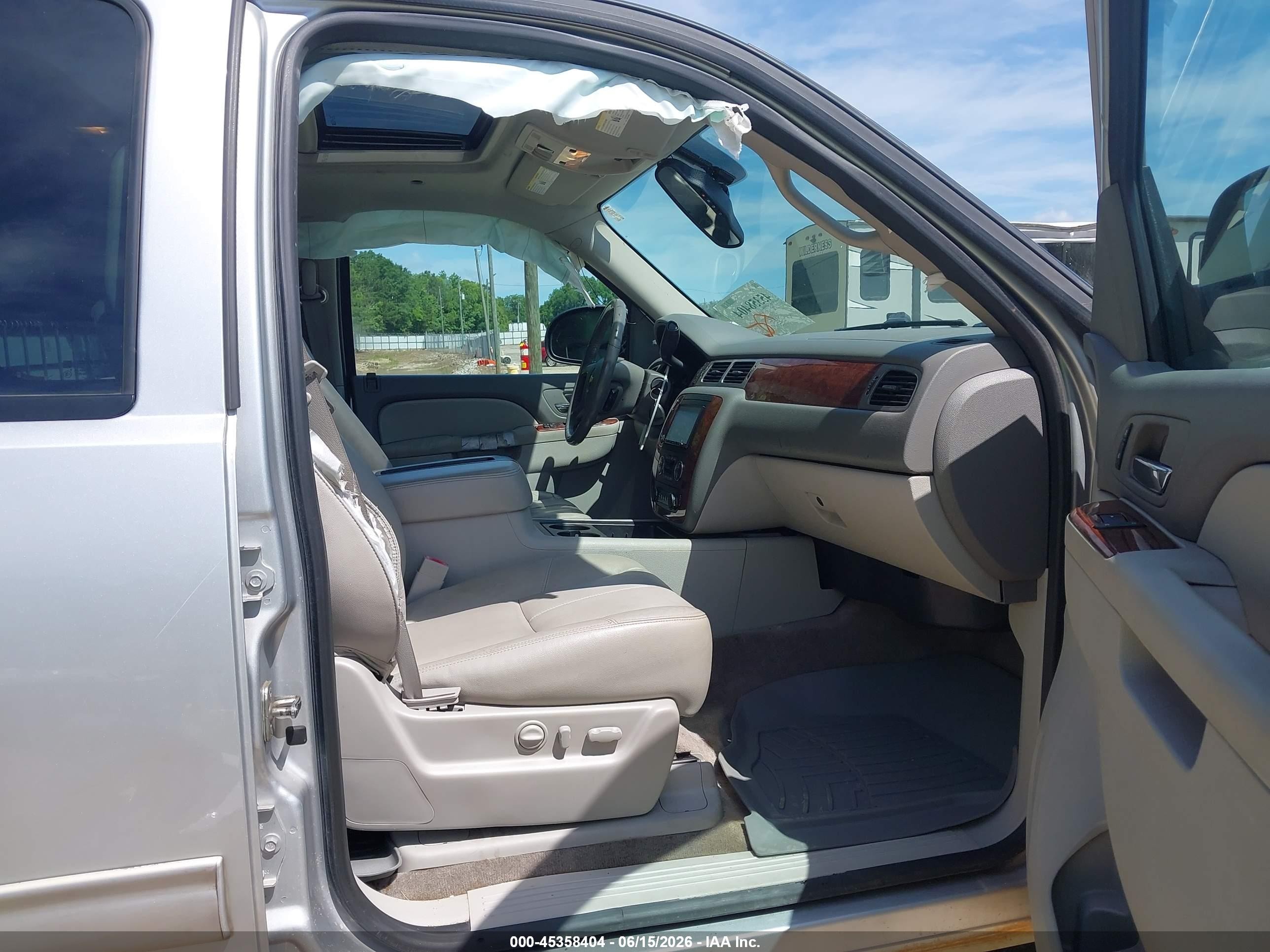 2012 Chevrolet Tahoe Lt Silver vin: 1GNSCBE08CR323398