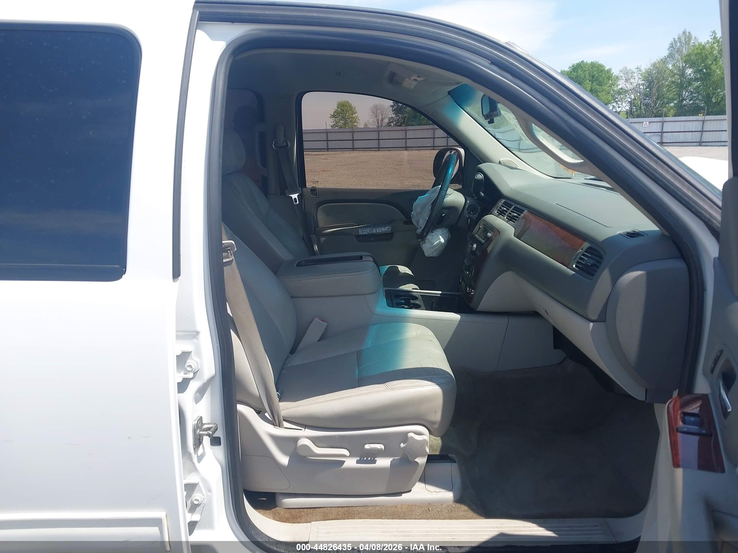 2013 Chevrolet Tahoe Lt Белый vin: 1GNSCBE08DR295748