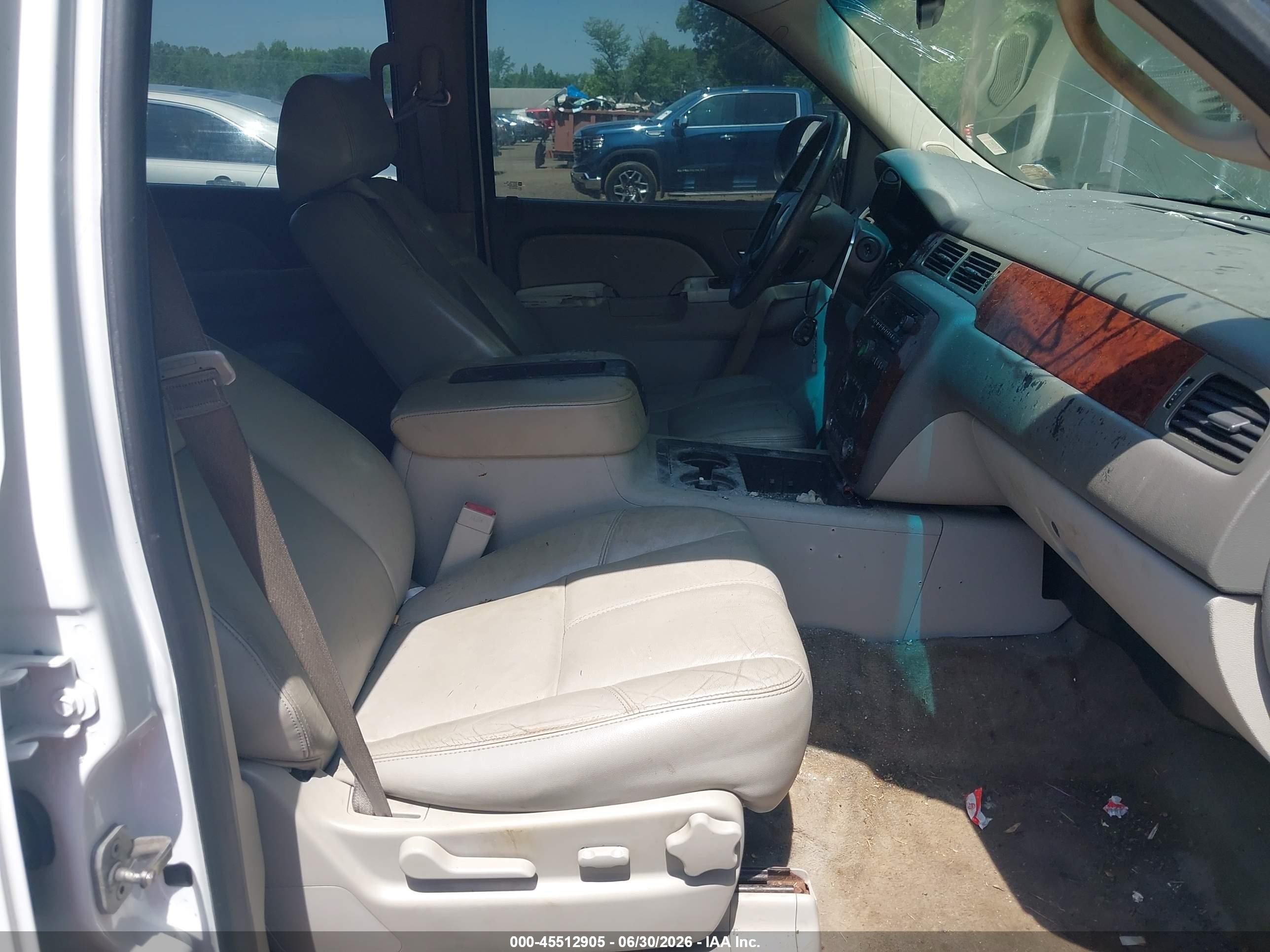2014 Chevrolet Tahoe Lt White vin: 1GNSCBE08ER204060