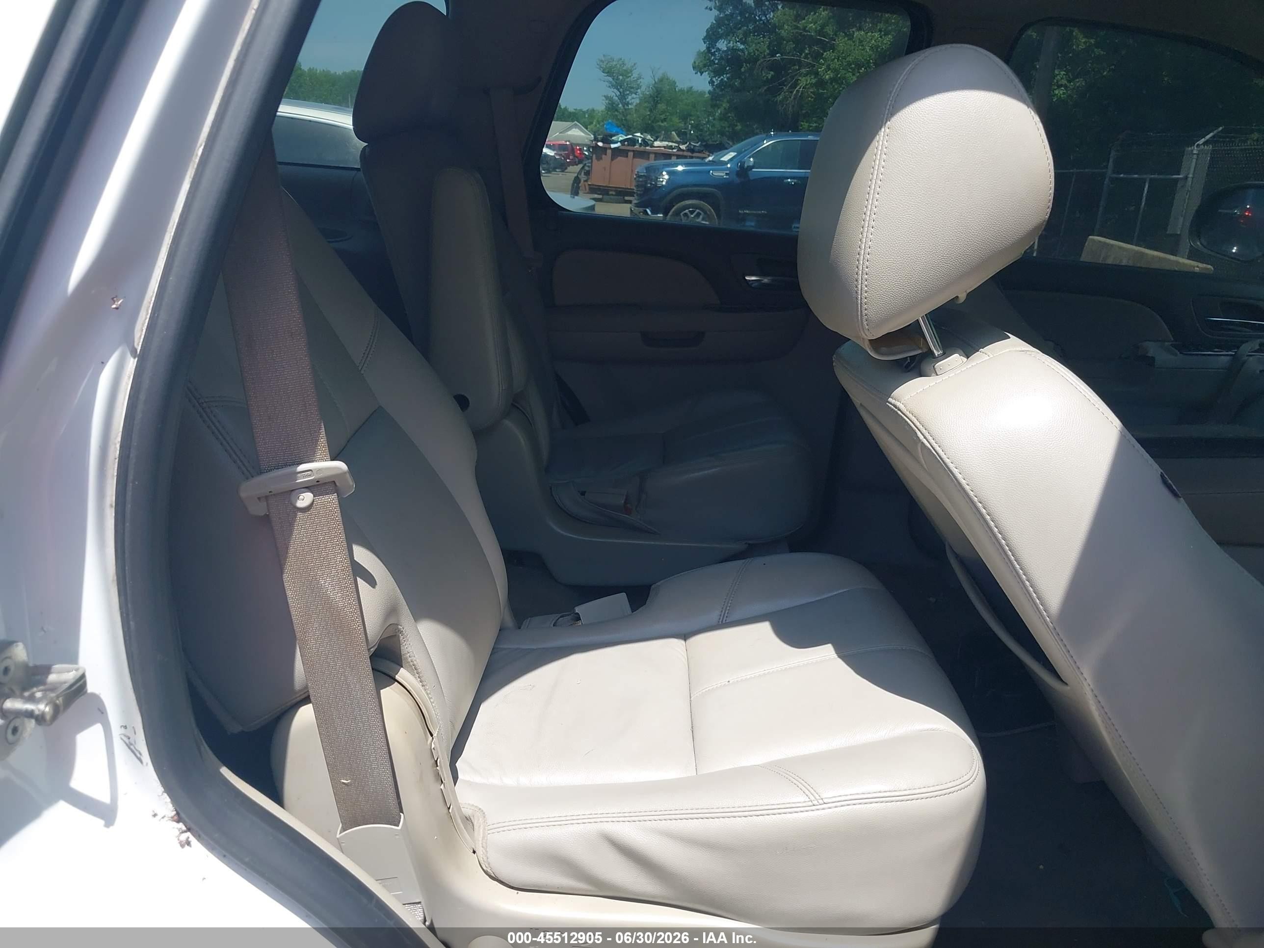 2014 Chevrolet Tahoe Lt White vin: 1GNSCBE08ER204060