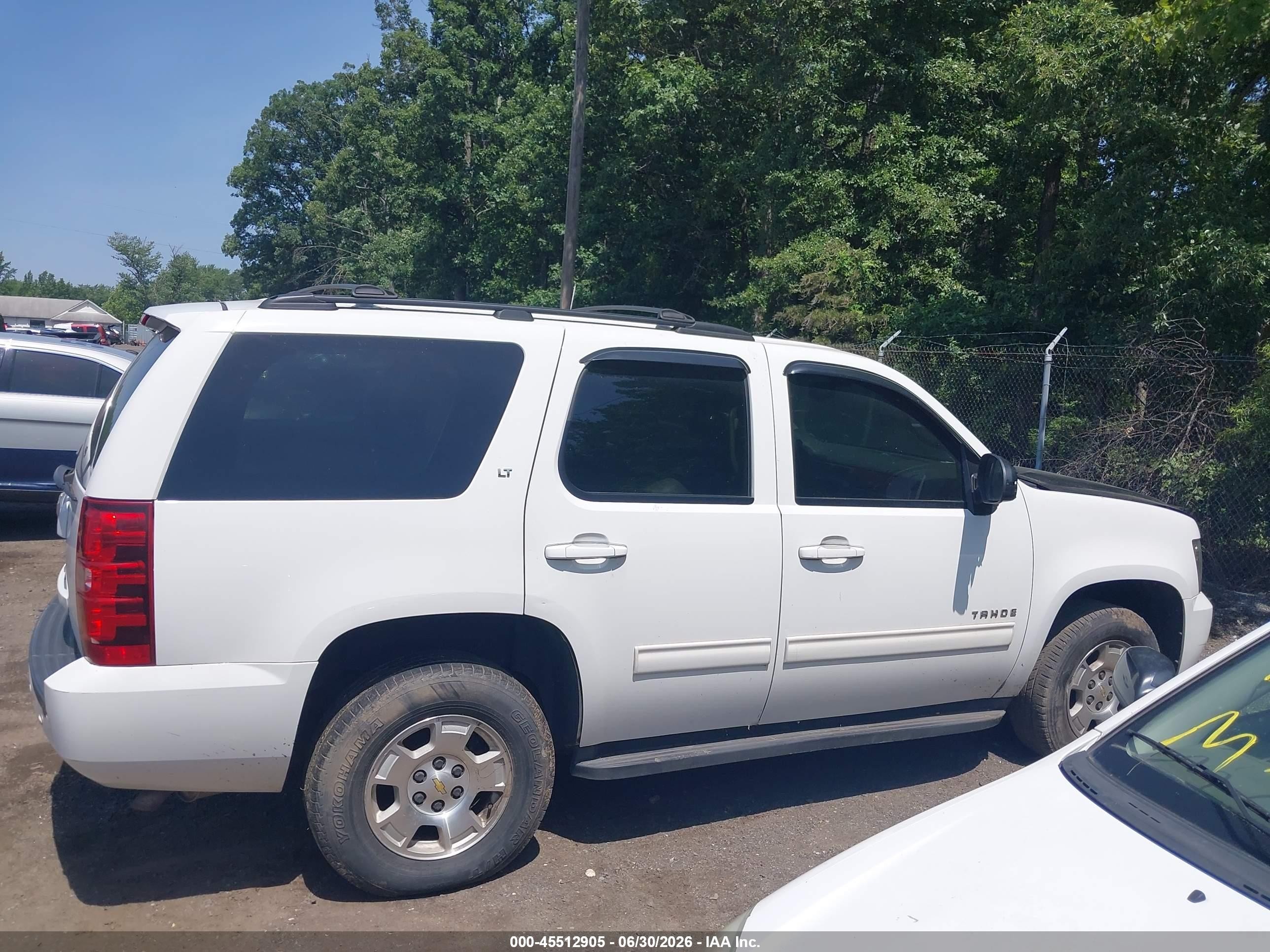 2014 Chevrolet Tahoe Lt White vin: 1GNSCBE08ER204060