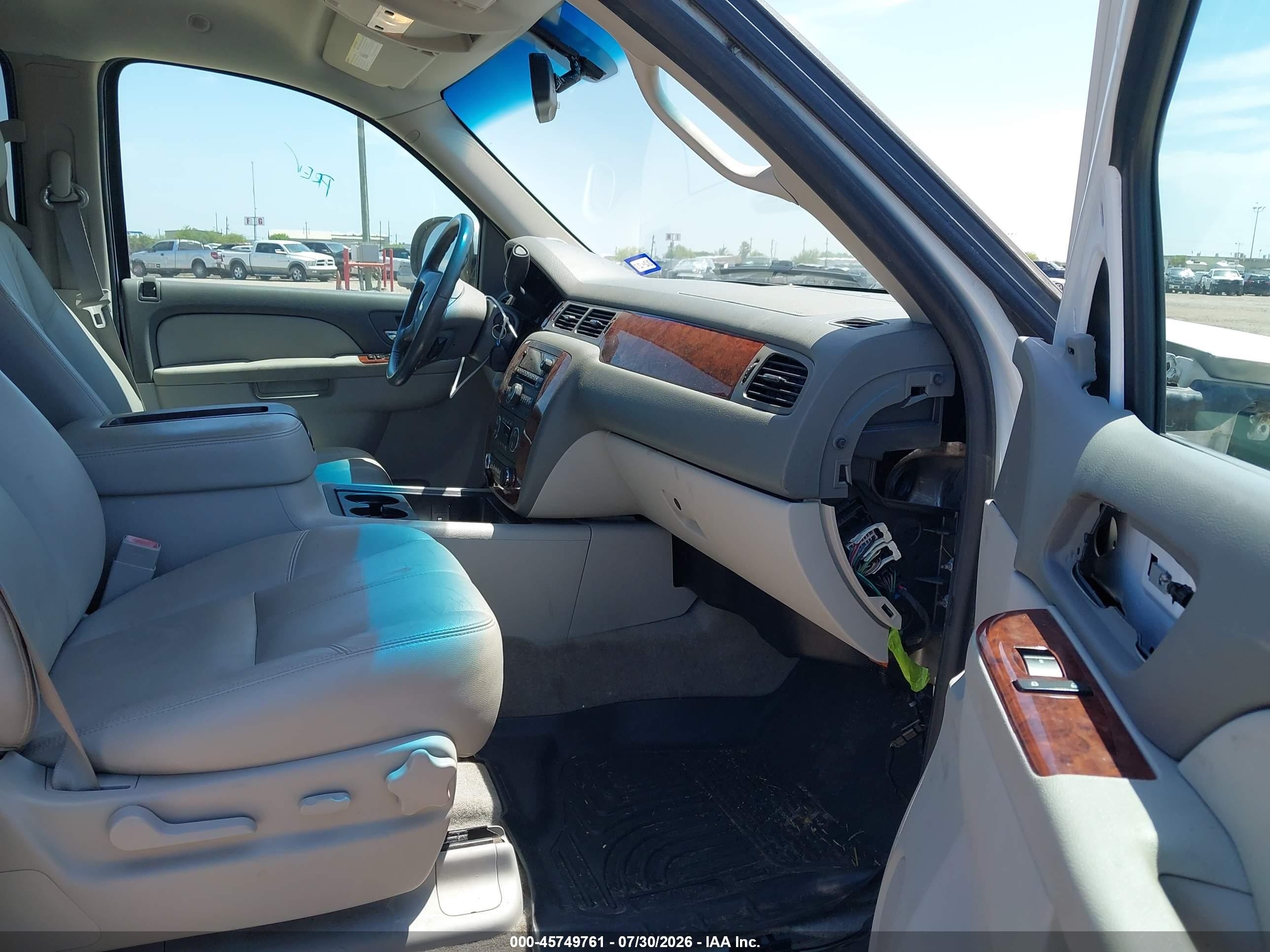 2014 Chevrolet Tahoe Lt White vin: 1GNSCBE08ER220341