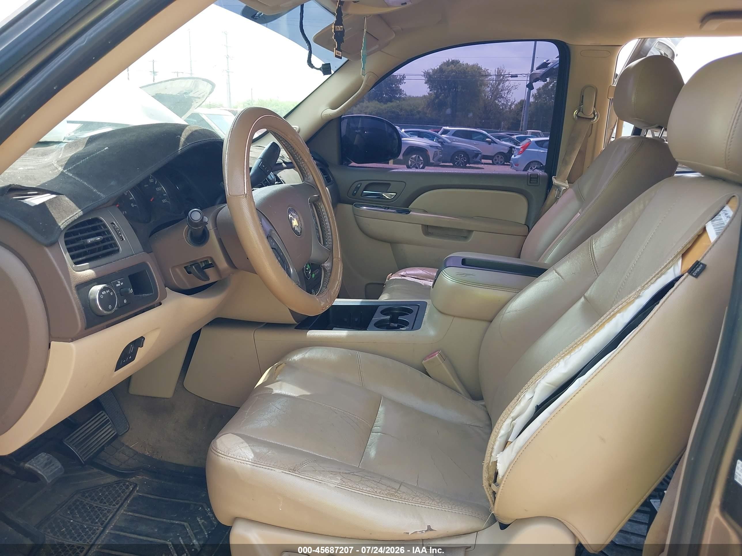2011 Chevrolet Tahoe Lt Silver vin: 1GNSCBE0XBR151079