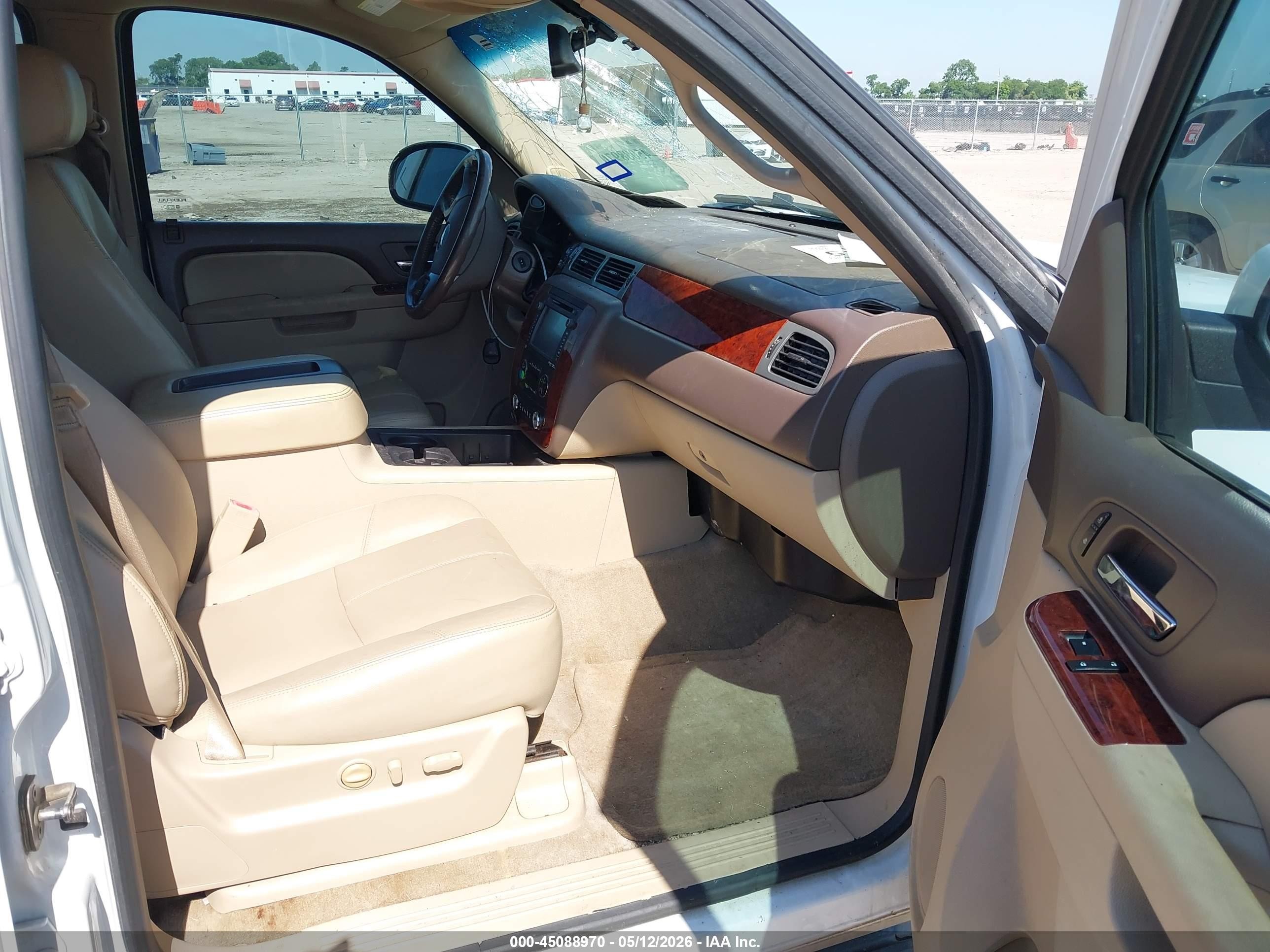 2013 Chevrolet Tahoe Lt White vin: 1GNSCBE0XDR322366