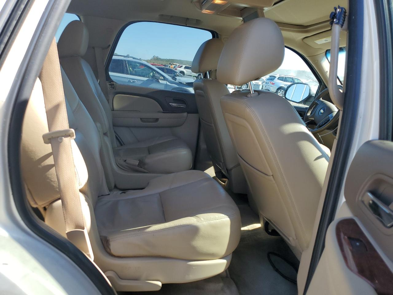 2011 Chevrolet Tahoe C1500 Ltz Белый vin: 1GNSCCE01BR275280