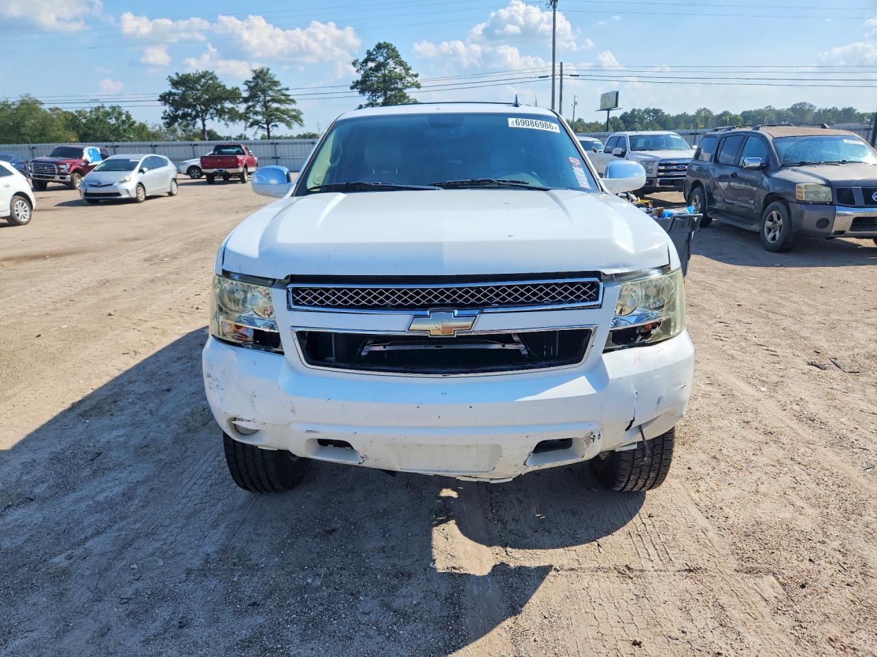 2011 Chevrolet Tahoe C1500 Ltz White vin: 1GNSCCE02BR172448