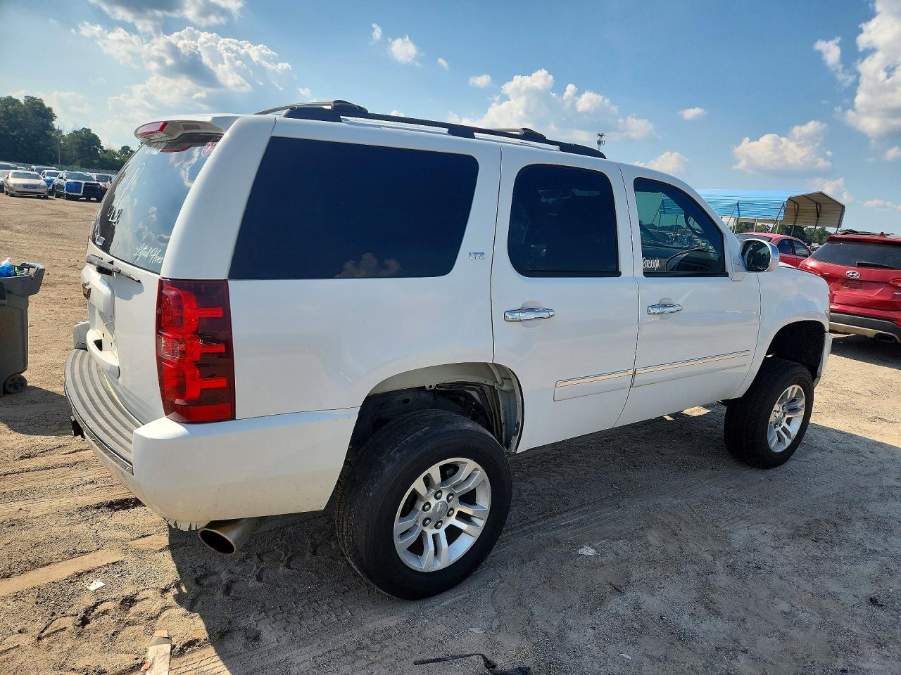 2011 Chevrolet Tahoe C1500 Ltz White vin: 1GNSCCE02BR172448