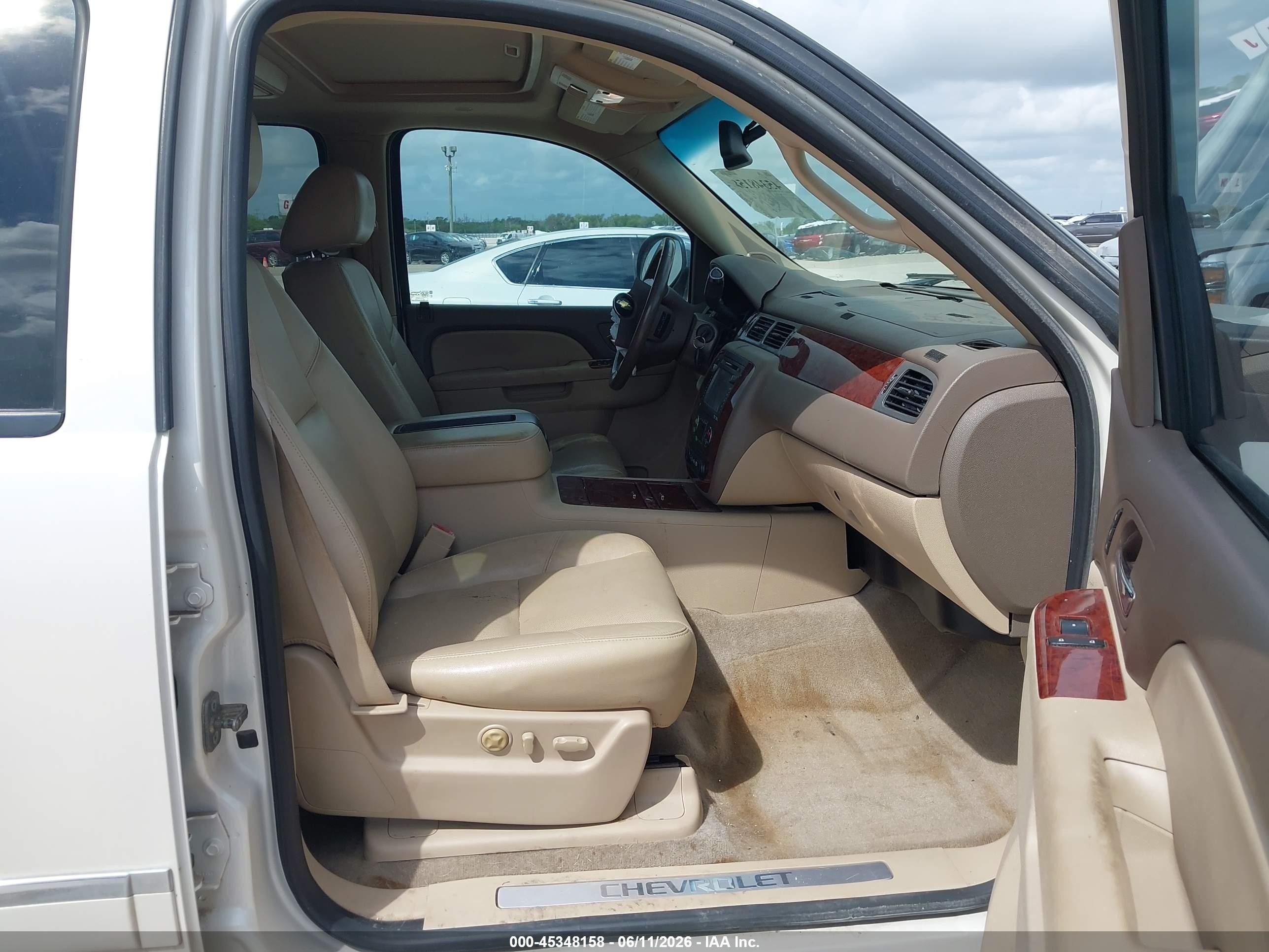 2012 Chevrolet Tahoe Ltz White vin: 1GNSCCE02CR308367