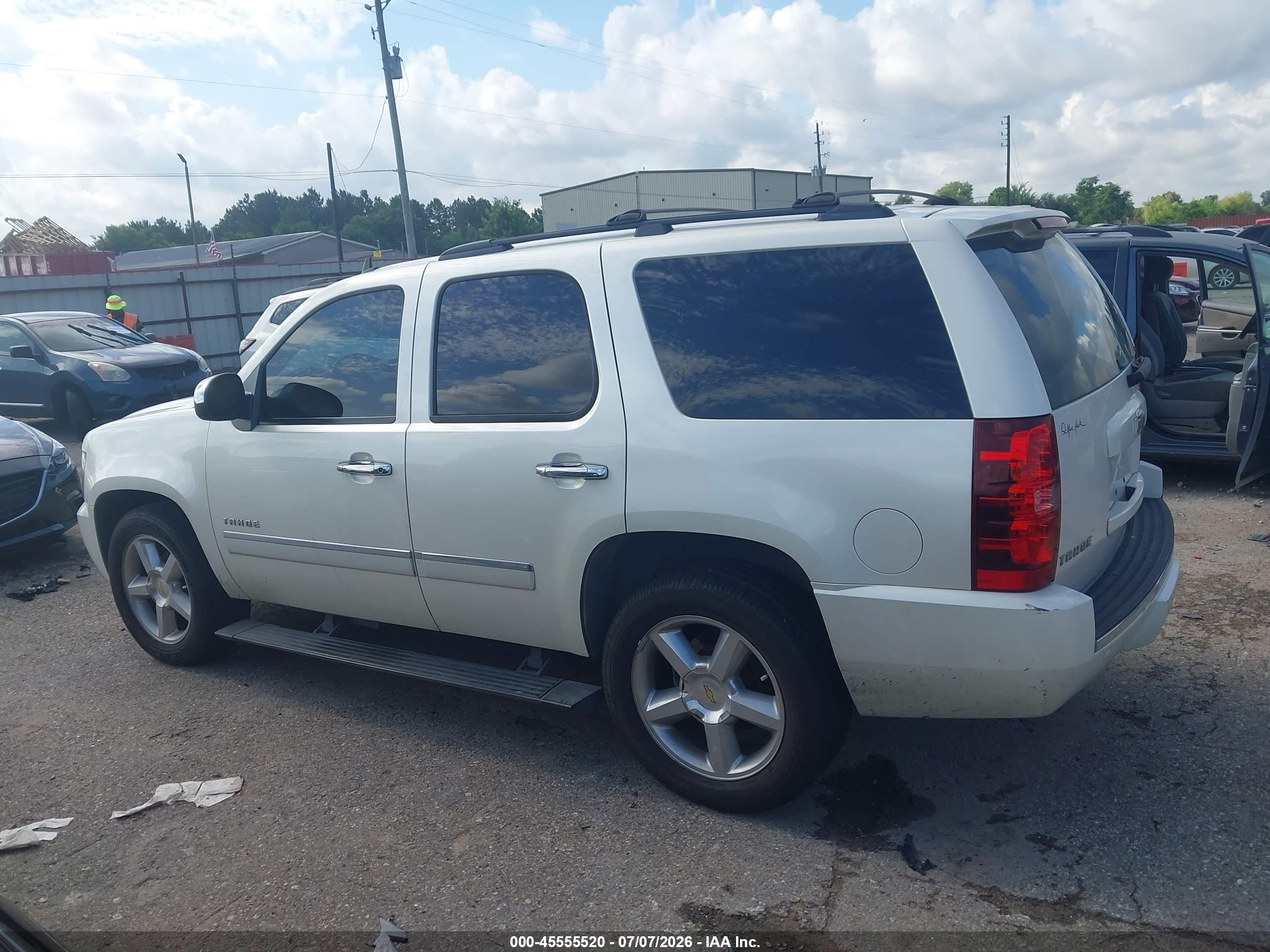 2011 Chevrolet Tahoe Ltz White vin: 1GNSCCE06BR323081