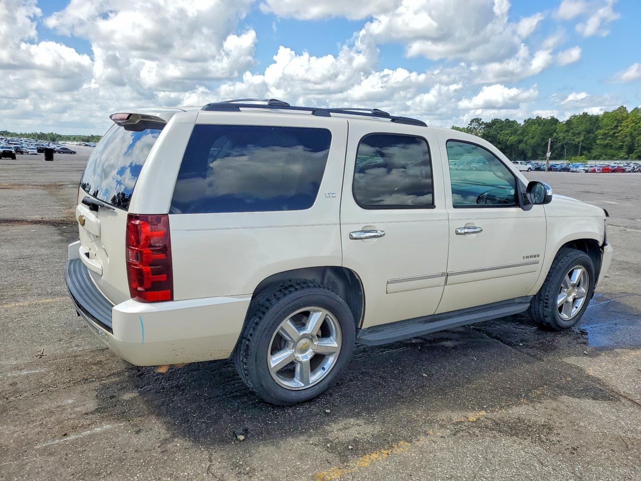 2013 Chevrolet Tahoe C1500 Ltz White vin: 1GNSCCE06DR198330