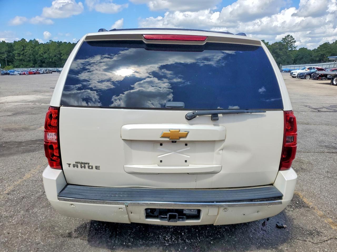 2013 Chevrolet Tahoe C1500 Ltz White vin: 1GNSCCE06DR198330