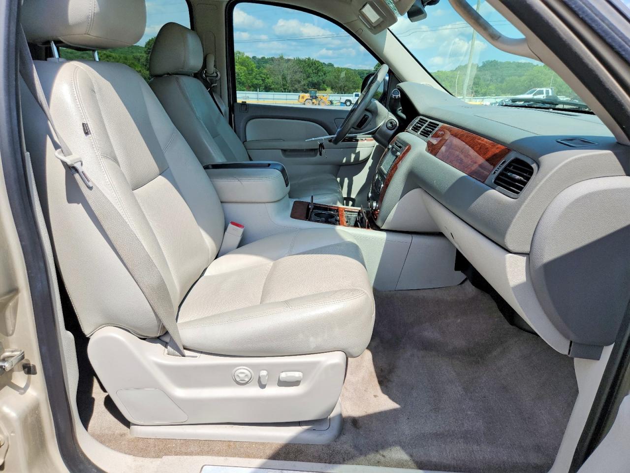 2013 Chevrolet Tahoe C1500 Ltz Beige vin: 1GNSCCE08DR150912