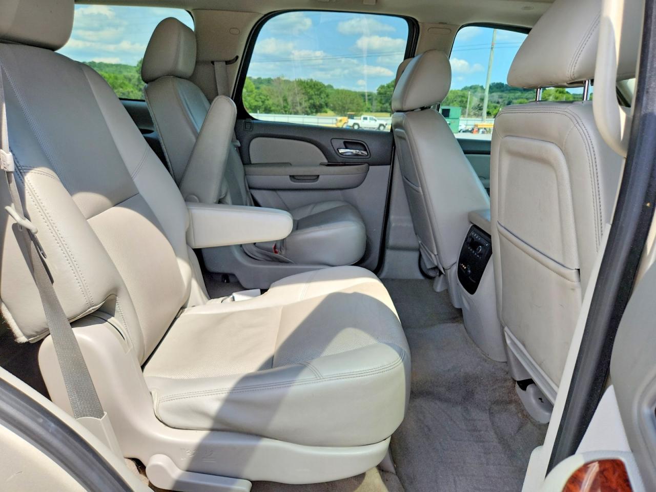 2013 Chevrolet Tahoe C1500 Ltz Beige vin: 1GNSCCE08DR150912