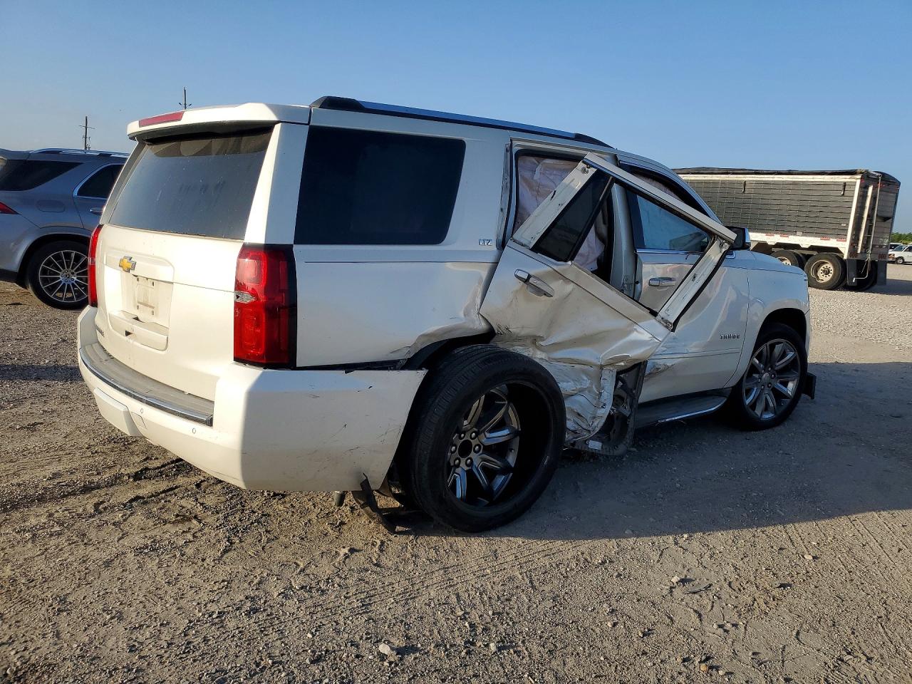 2015 Chevrolet Tahoe C1500 Ltz White vin: 1GNSCCKC0FR263318