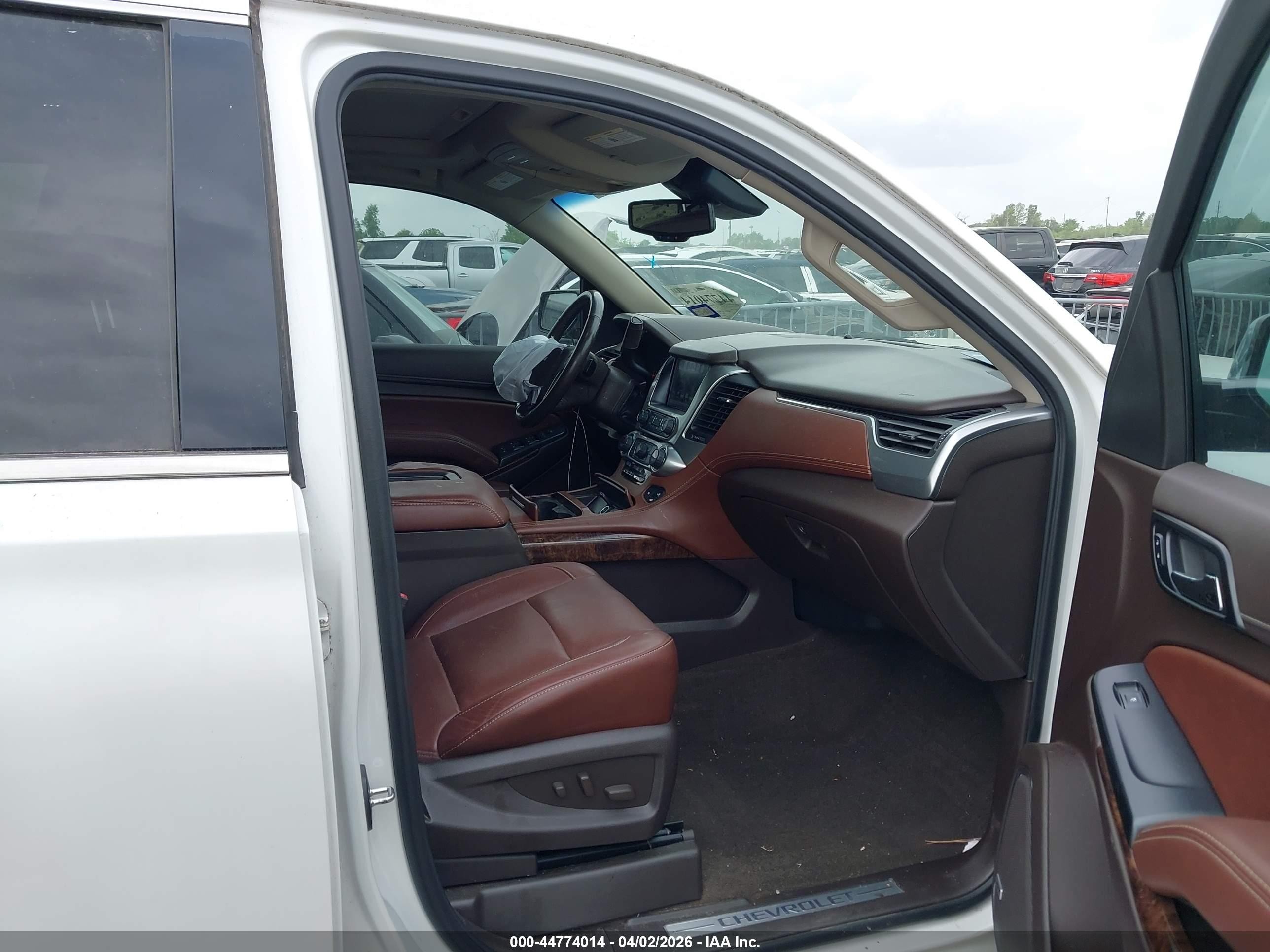 2018 Chevrolet Tahoe Premier White vin: 1GNSCCKC8JR296141