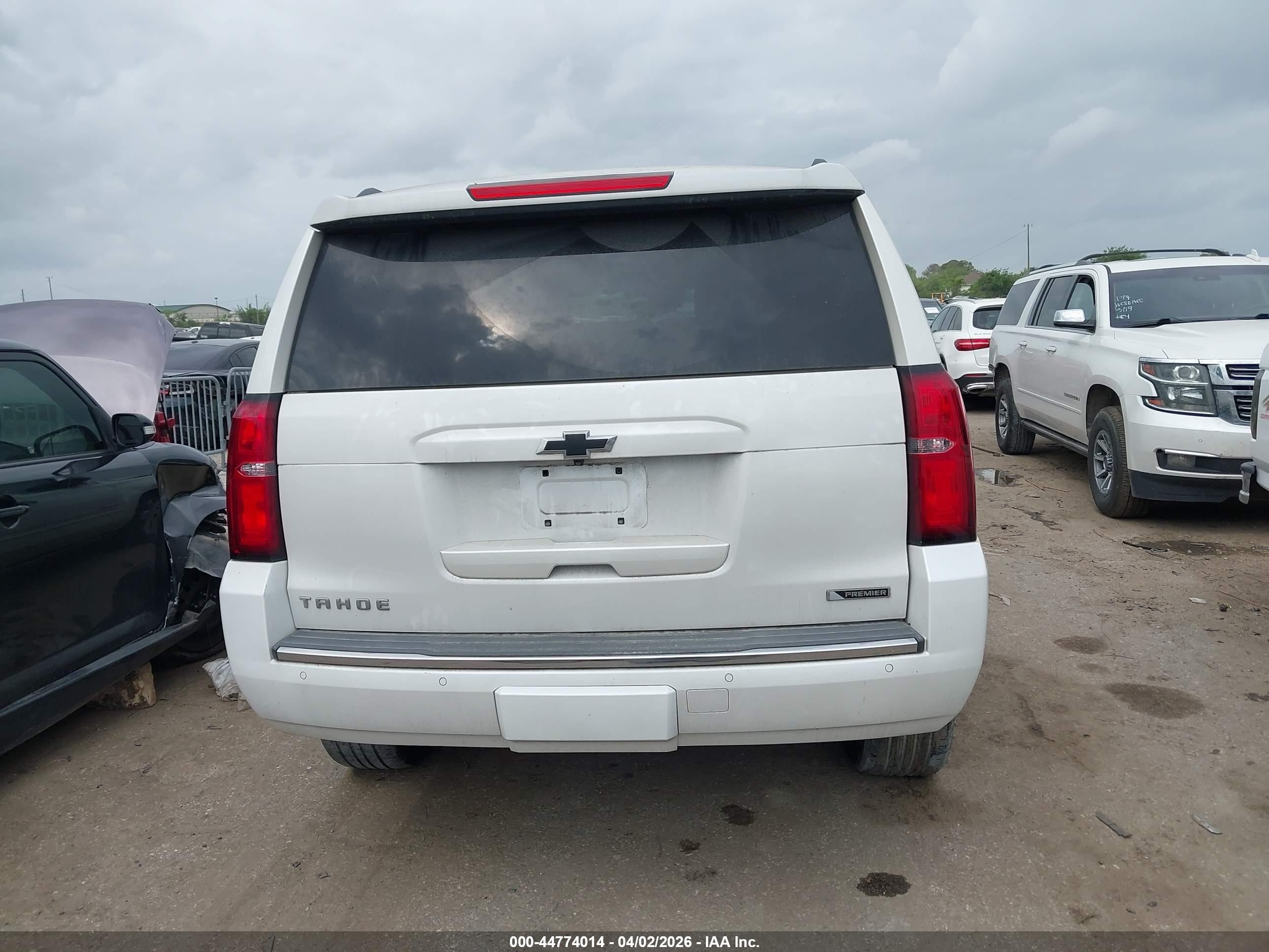 2018 Chevrolet Tahoe Premier White vin: 1GNSCCKC8JR296141