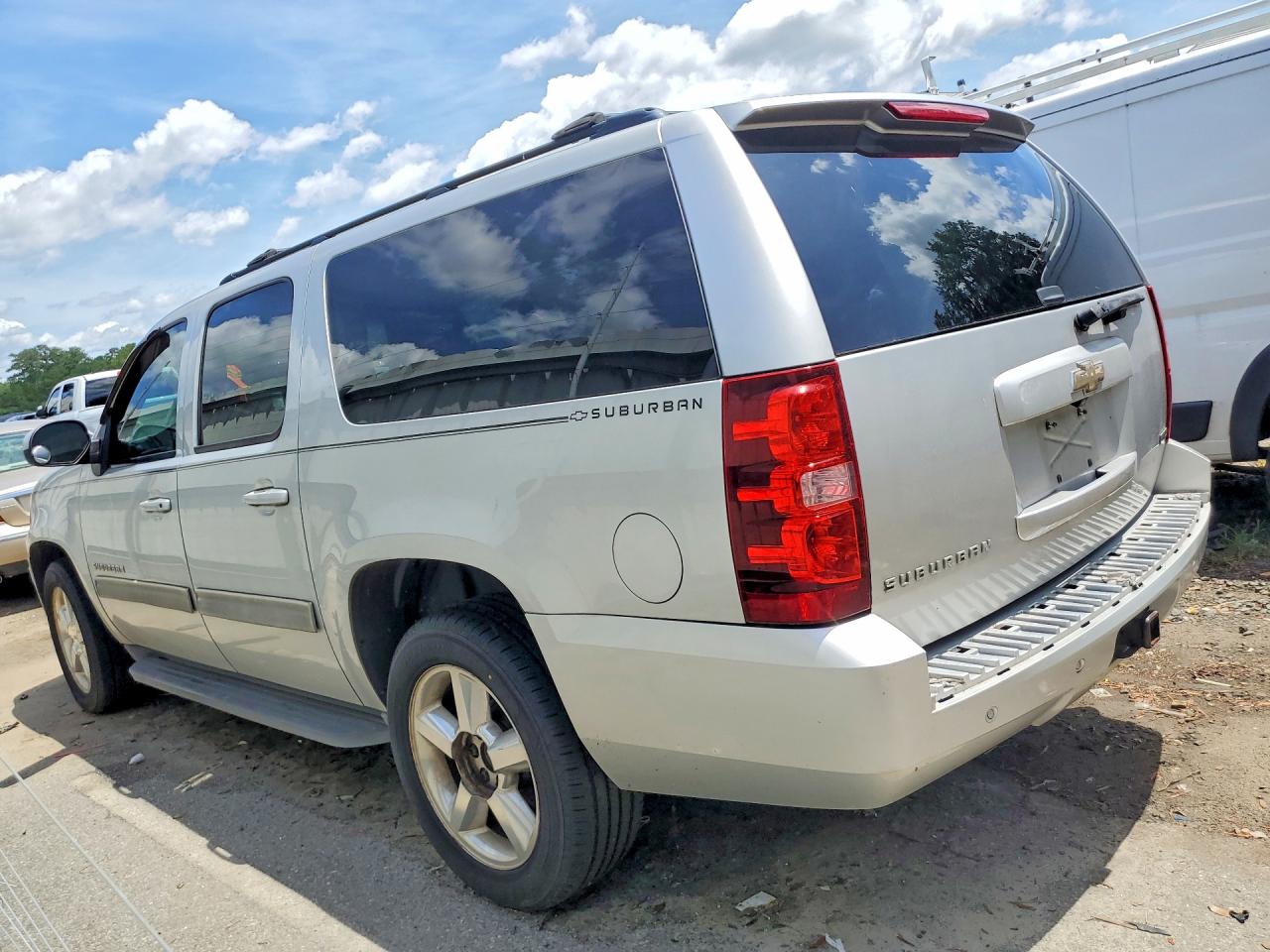 2011 Chevrolet Suburban C1500 Ls Серебряный vin: 1GNSCHE02BR147983