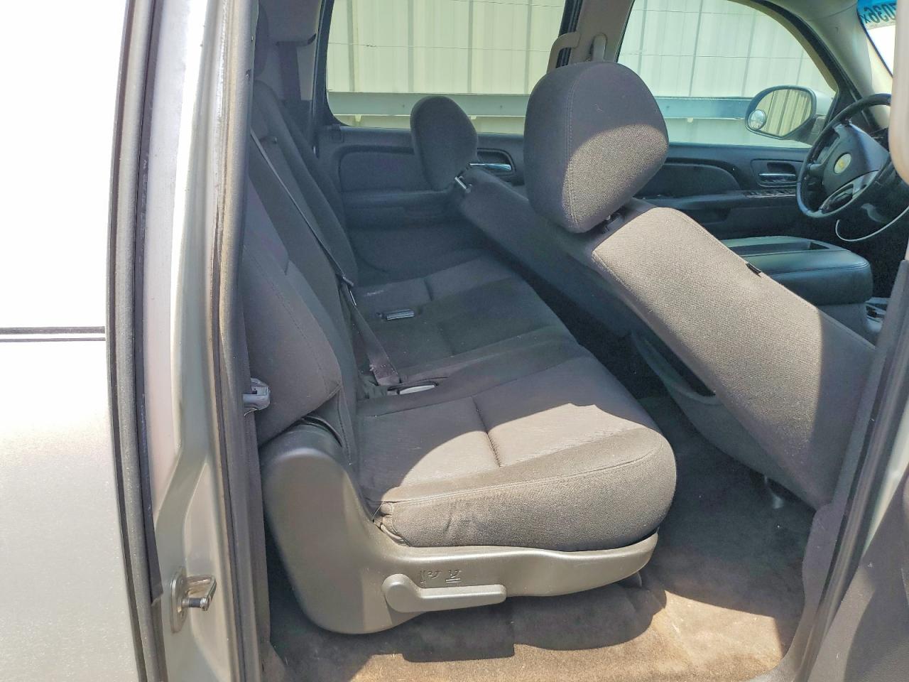 2011 Chevrolet Suburban C1500 Ls Серебряный vin: 1GNSCHE02BR147983