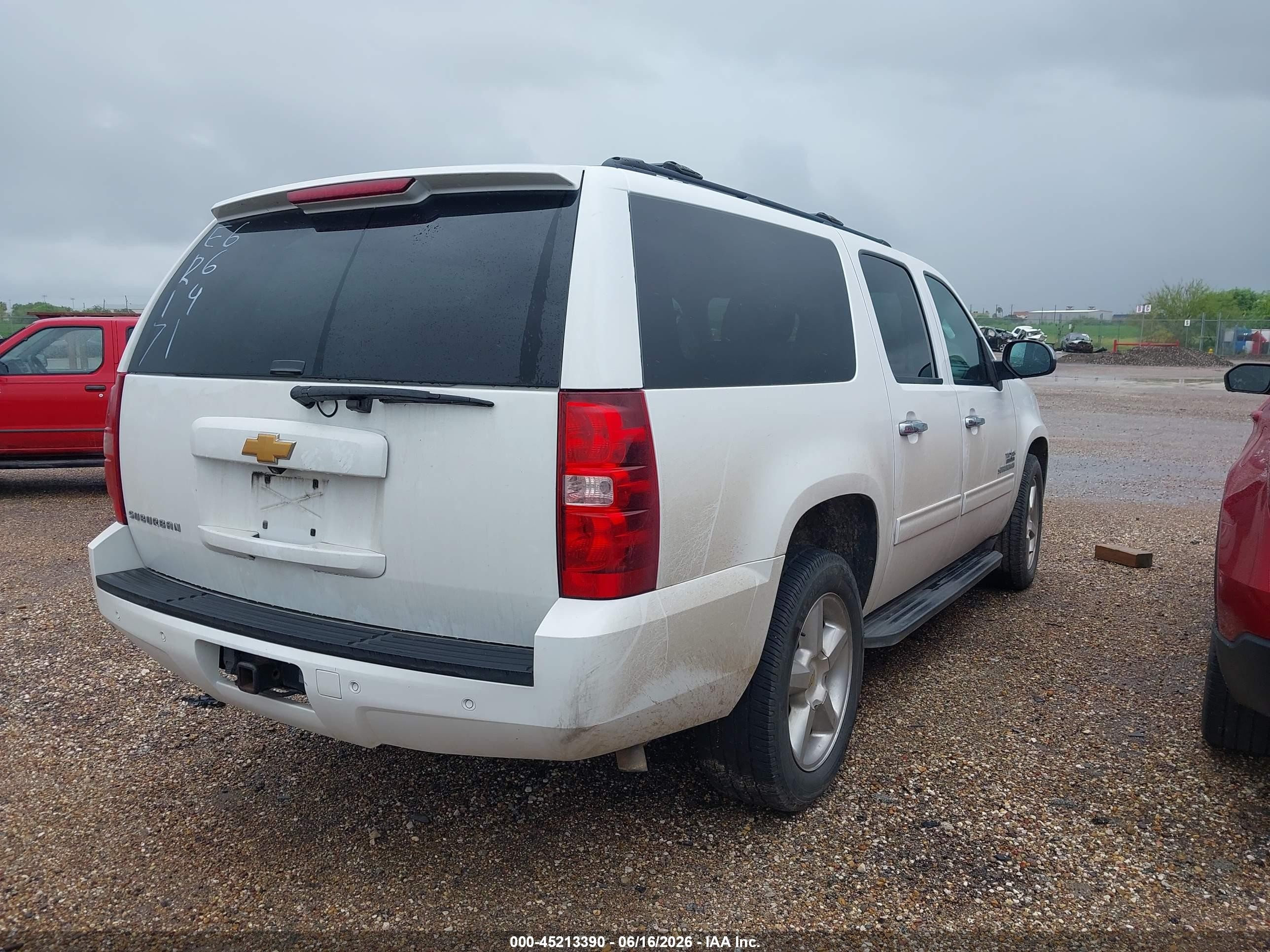 2014 Chevrolet Suburban 1500 Ls White vin: 1GNSCHE03ER176641