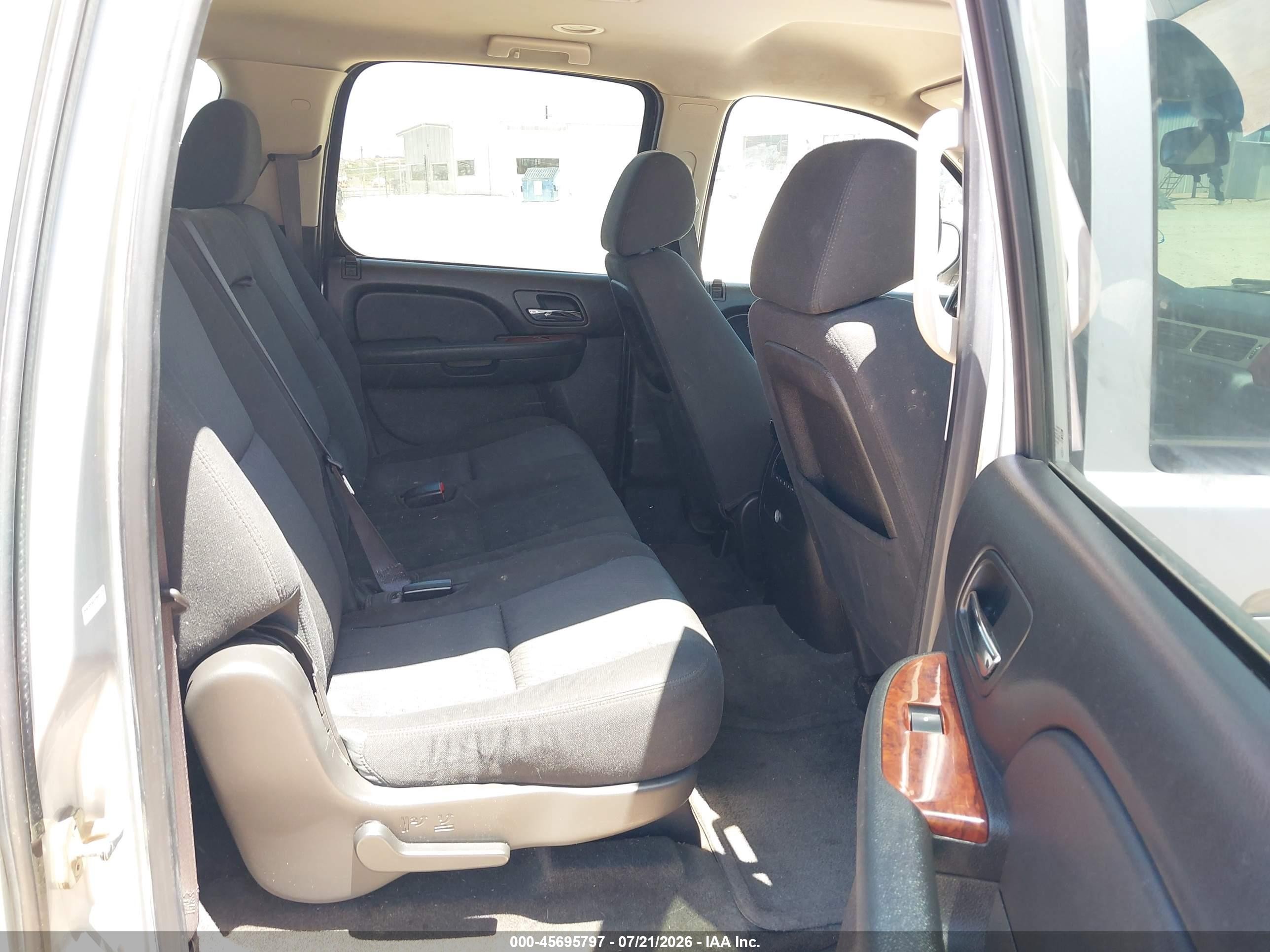 2013 Chevrolet Suburban Ls Серебряный vin: 1GNSCHE09DR231804