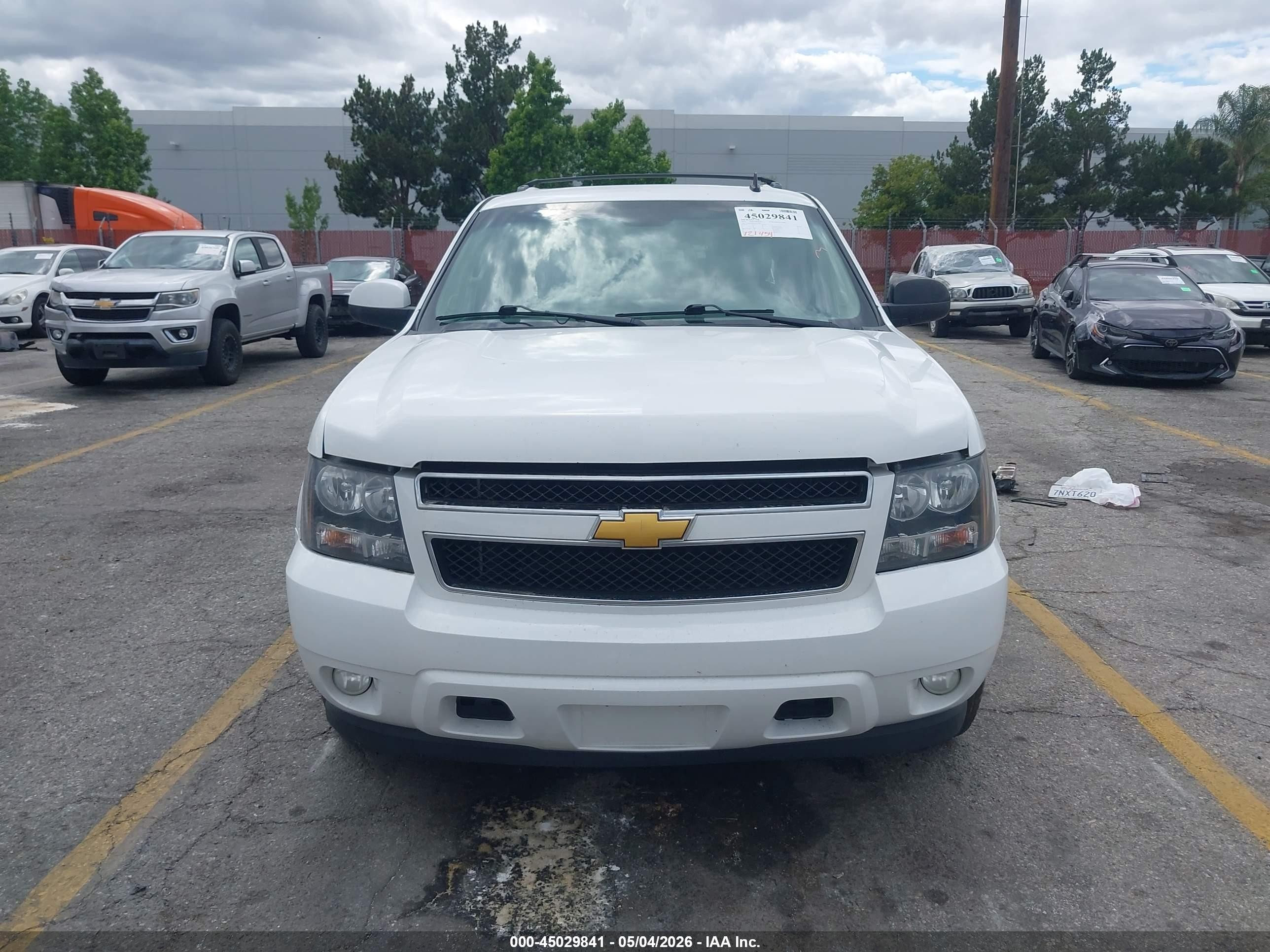 2014 Chevrolet Suburban 1500 Lt Белый vin: 1GNSCJE00ER122981