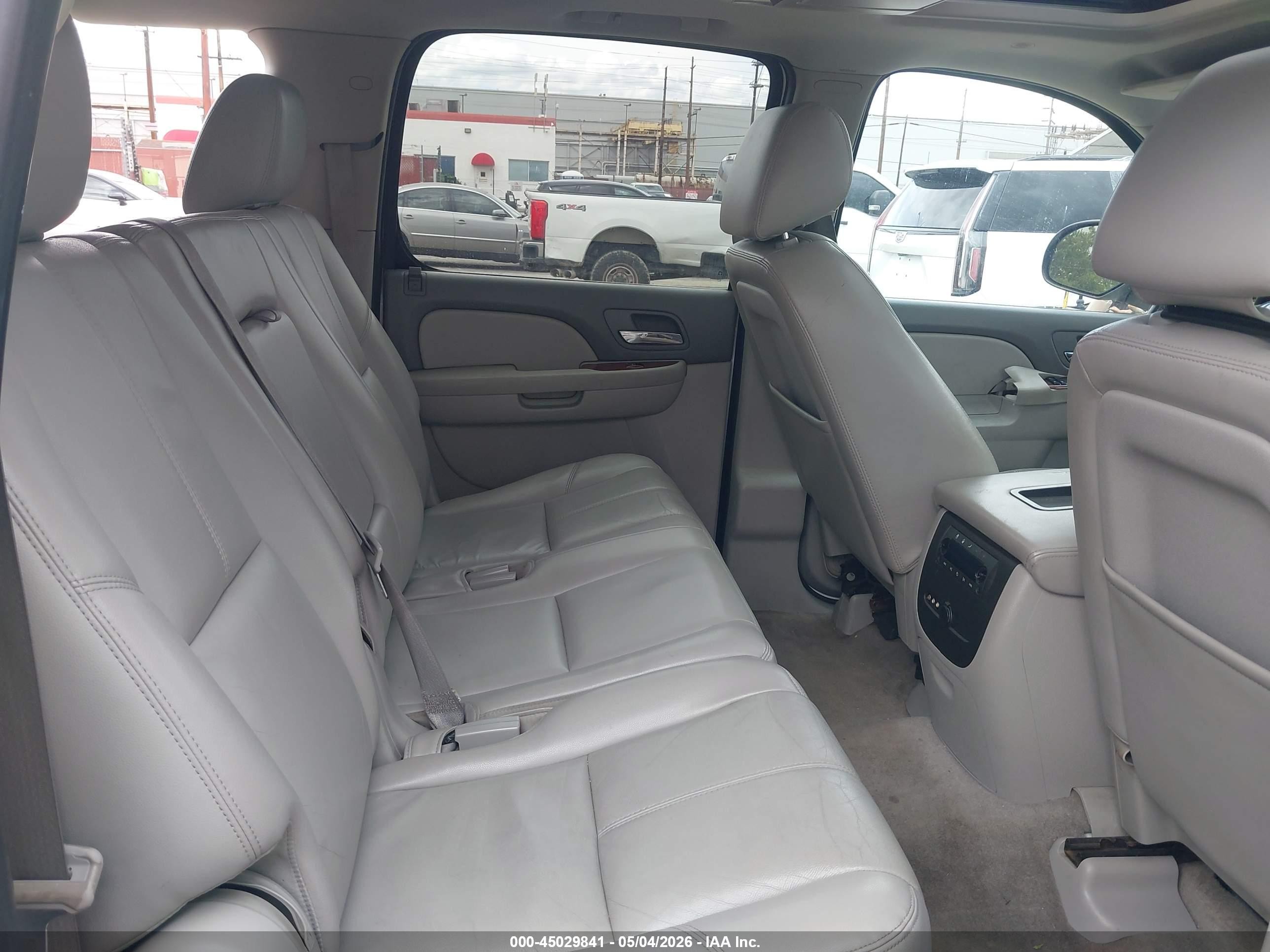2014 Chevrolet Suburban 1500 Lt Белый vin: 1GNSCJE00ER122981
