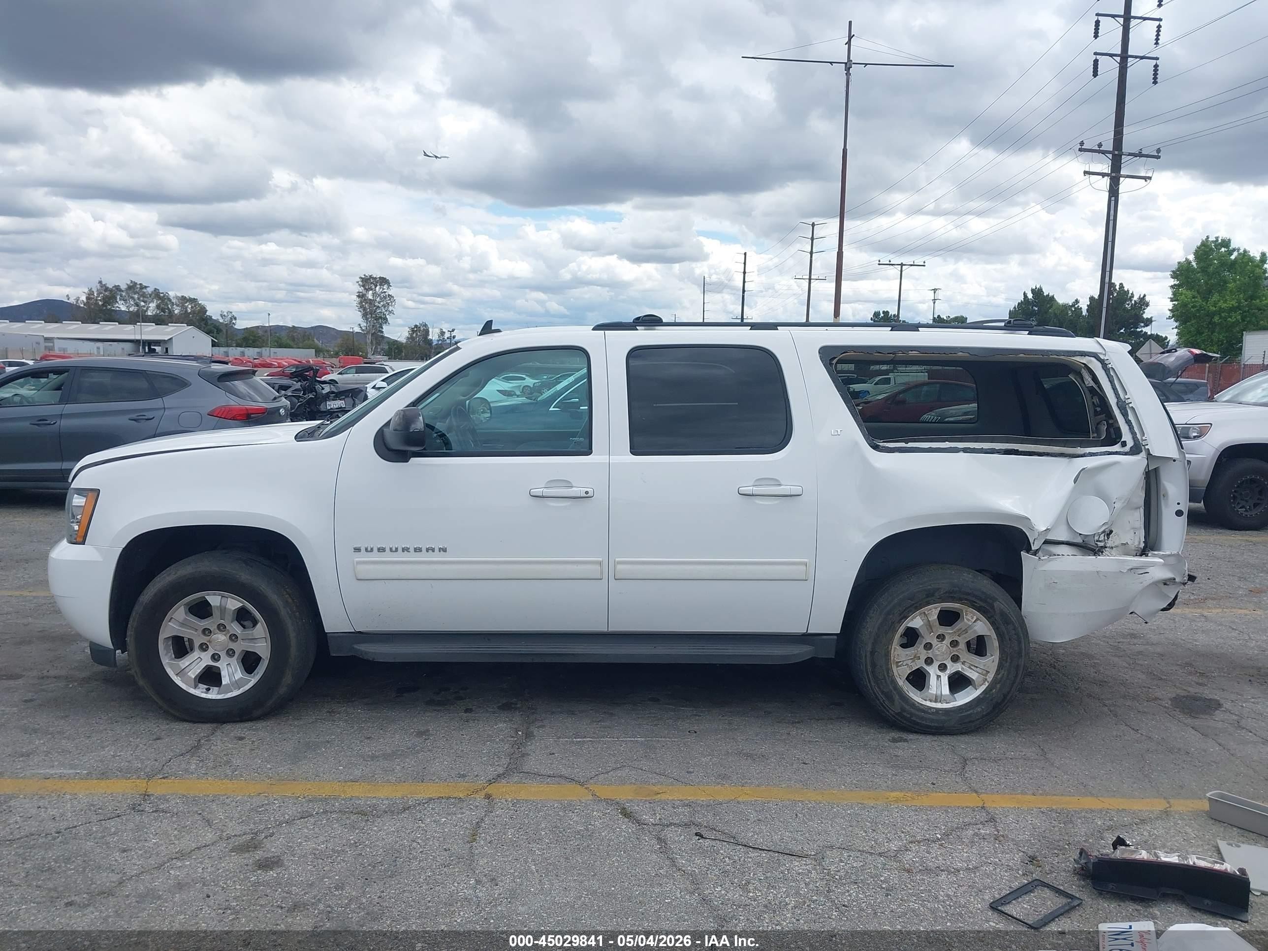 2014 Chevrolet Suburban 1500 Lt Белый vin: 1GNSCJE00ER122981