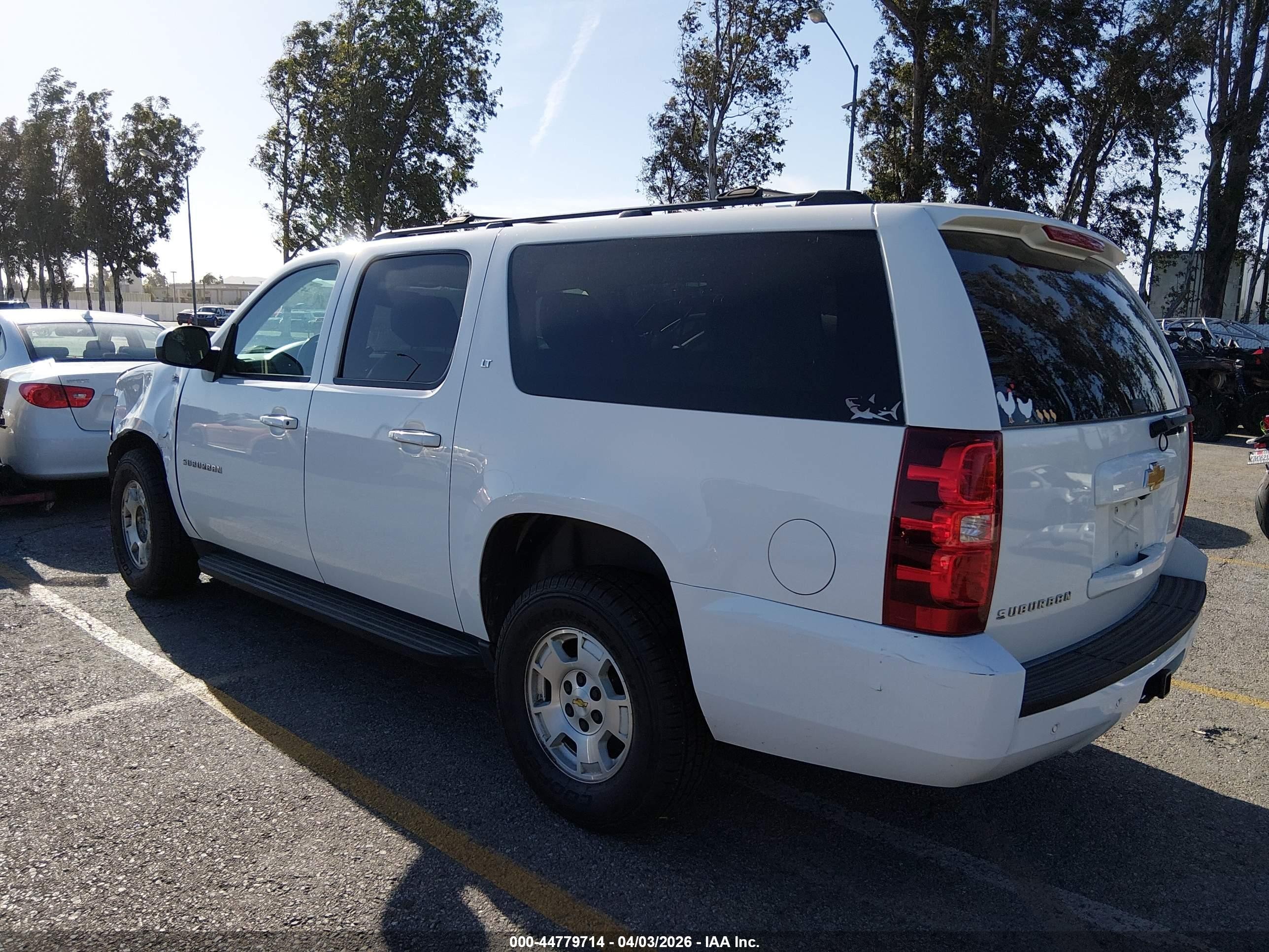 2014 Chevrolet Suburban 1500 Lt White vin: 1GNSCJE02ER110573