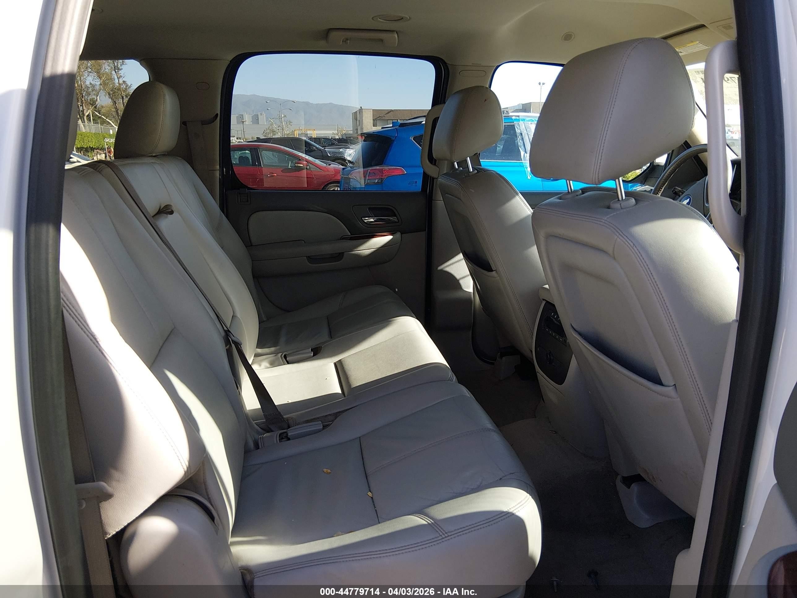 2014 Chevrolet Suburban 1500 Lt White vin: 1GNSCJE02ER110573