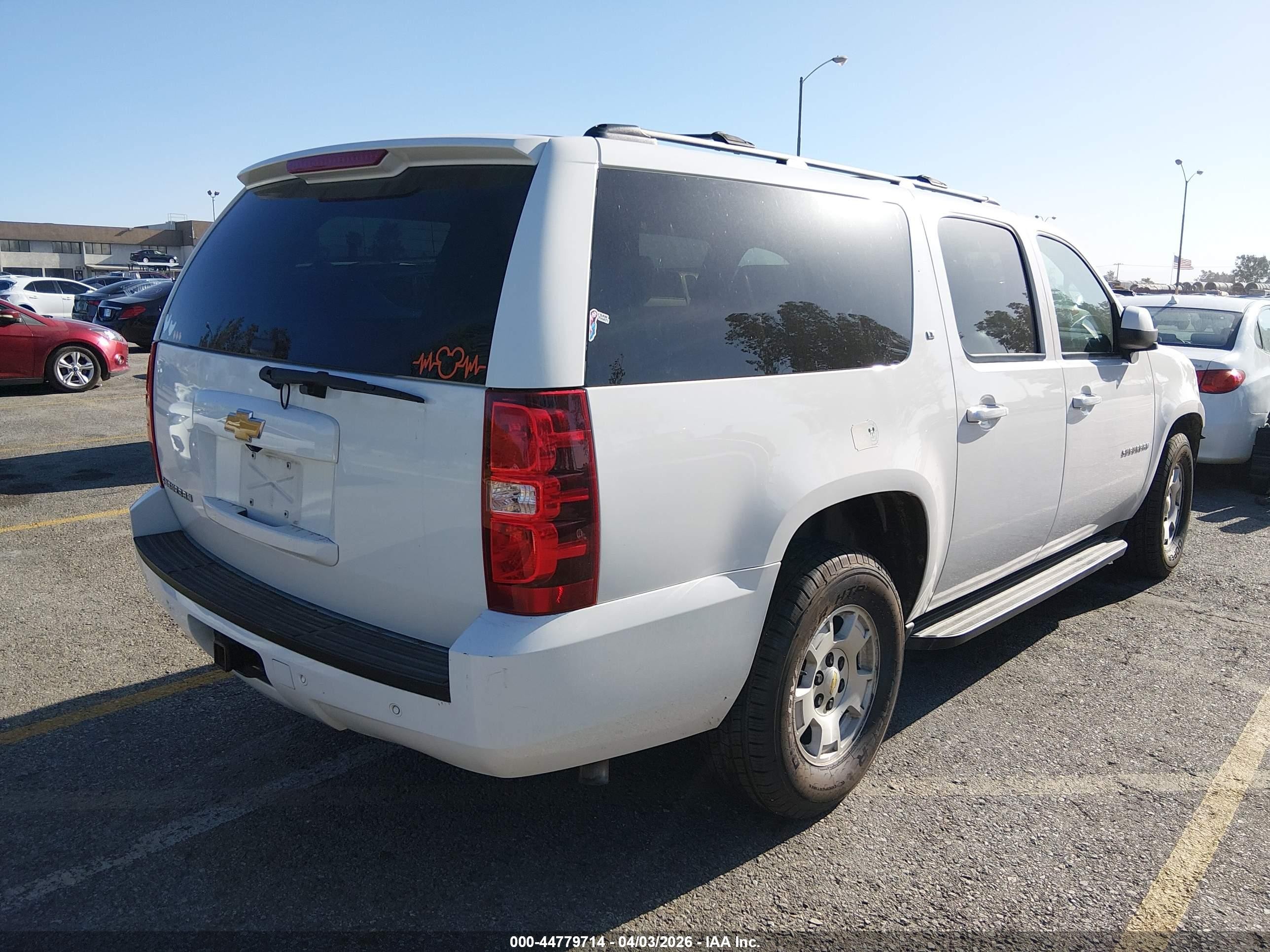 2014 Chevrolet Suburban 1500 Lt White vin: 1GNSCJE02ER110573