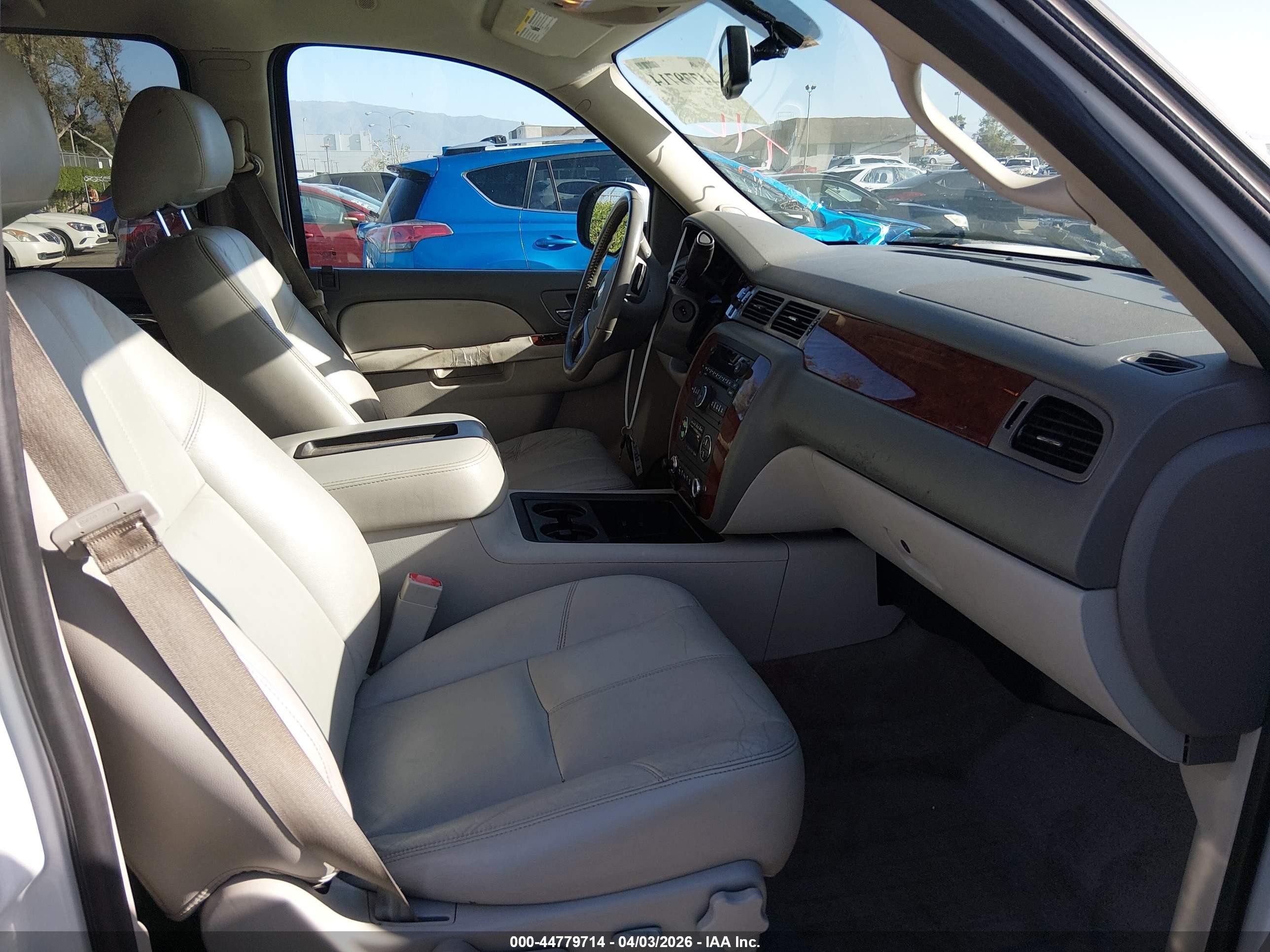 2014 Chevrolet Suburban 1500 Lt White vin: 1GNSCJE02ER110573