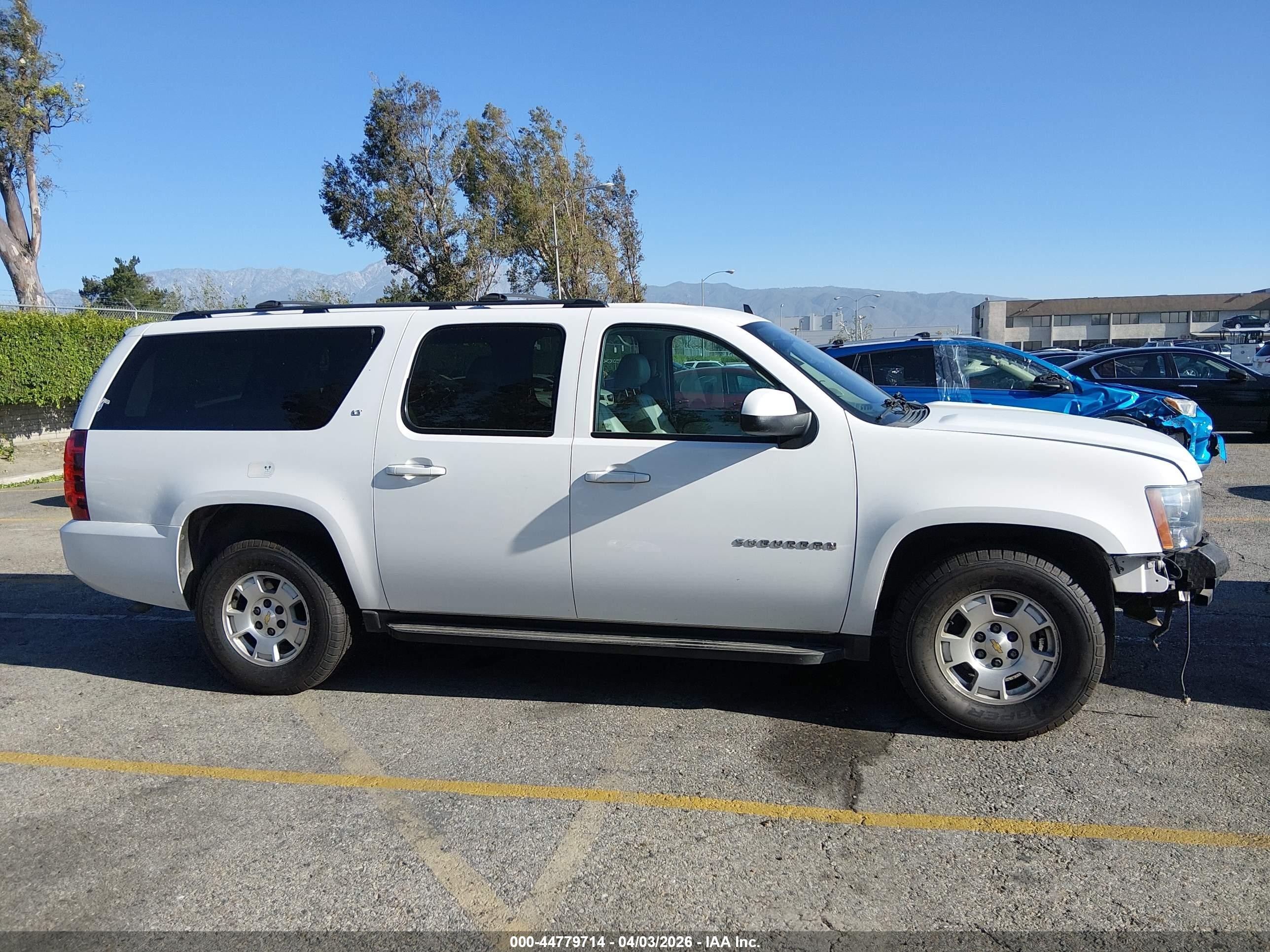 2014 Chevrolet Suburban 1500 Lt White vin: 1GNSCJE02ER110573