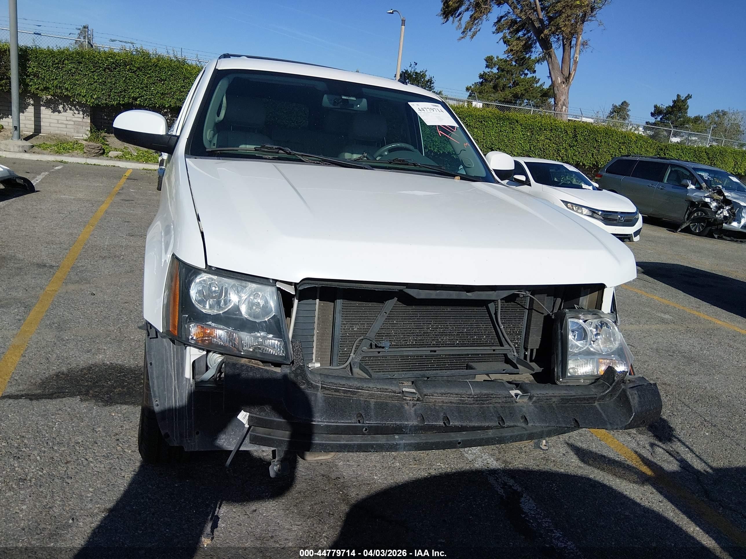 2014 Chevrolet Suburban 1500 Lt White vin: 1GNSCJE02ER110573